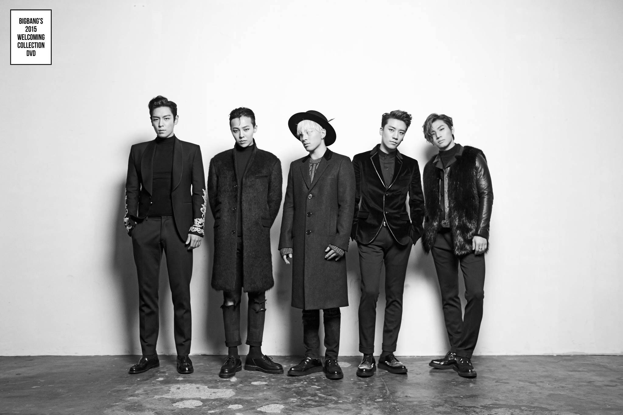 Bigbang 桌布 壁紙 — 五位時尚男士身穿深色正裝，自信地站在純白牆壁前，呈現鮮明的黑白攝影棚肖像。