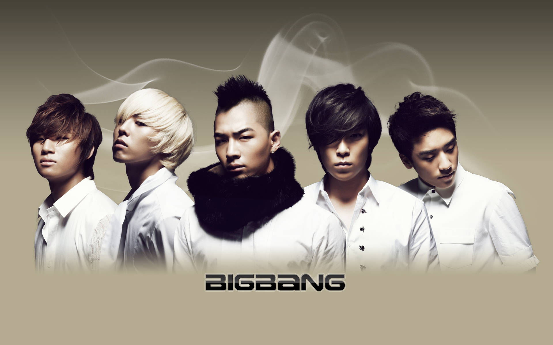 Bigbang 桌布 壁紙 — 五位時尚男士身穿白襯衫，在柔和米色背景前擺姿勢，身後有煙霧漩渦。