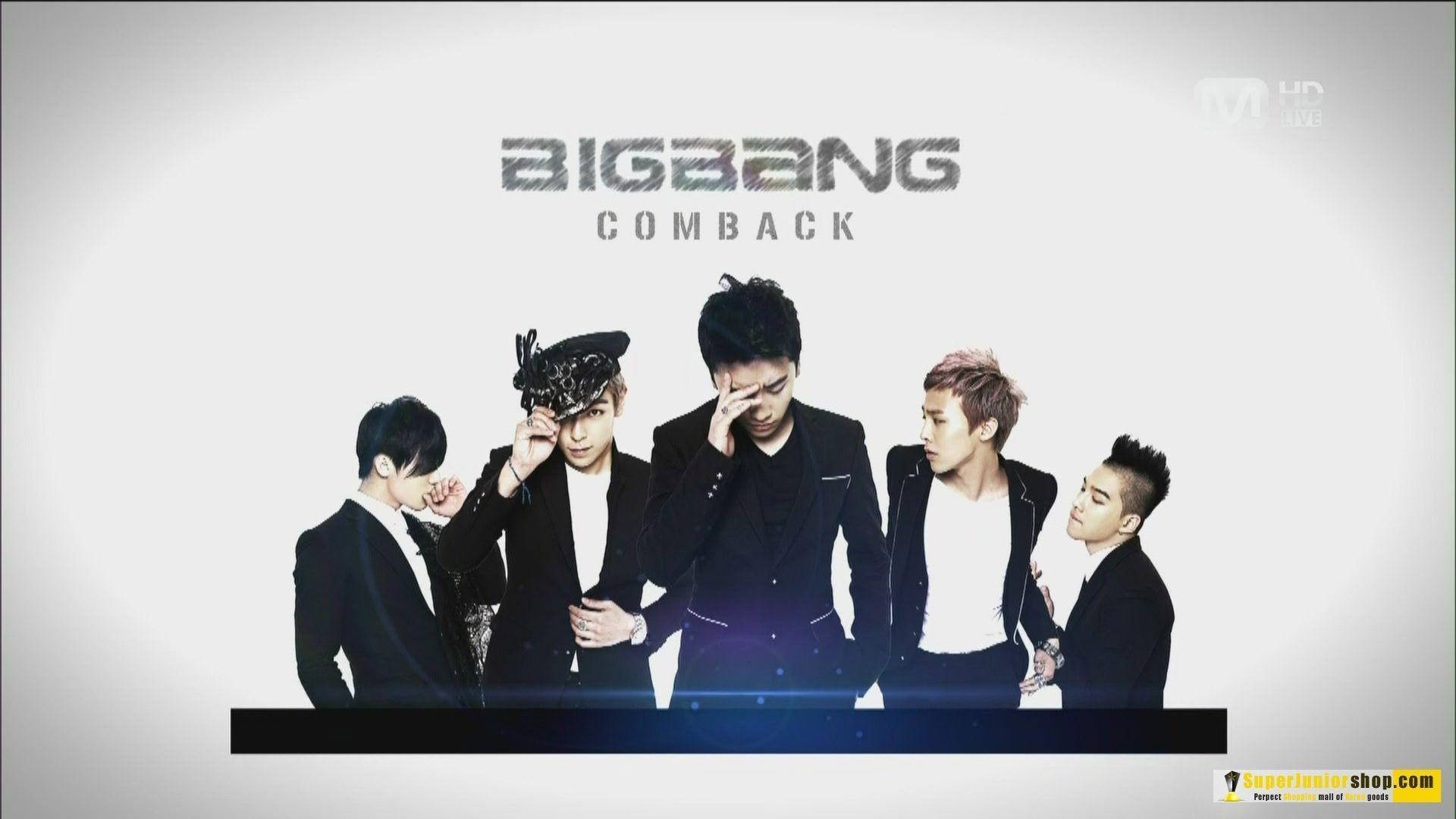 Bigbang 桌布 壁紙 — 五位時尚男士身穿黑色西裝，在極簡白色背景上，配合發光藍色燈光效果，戲劇性地擺姿勢。