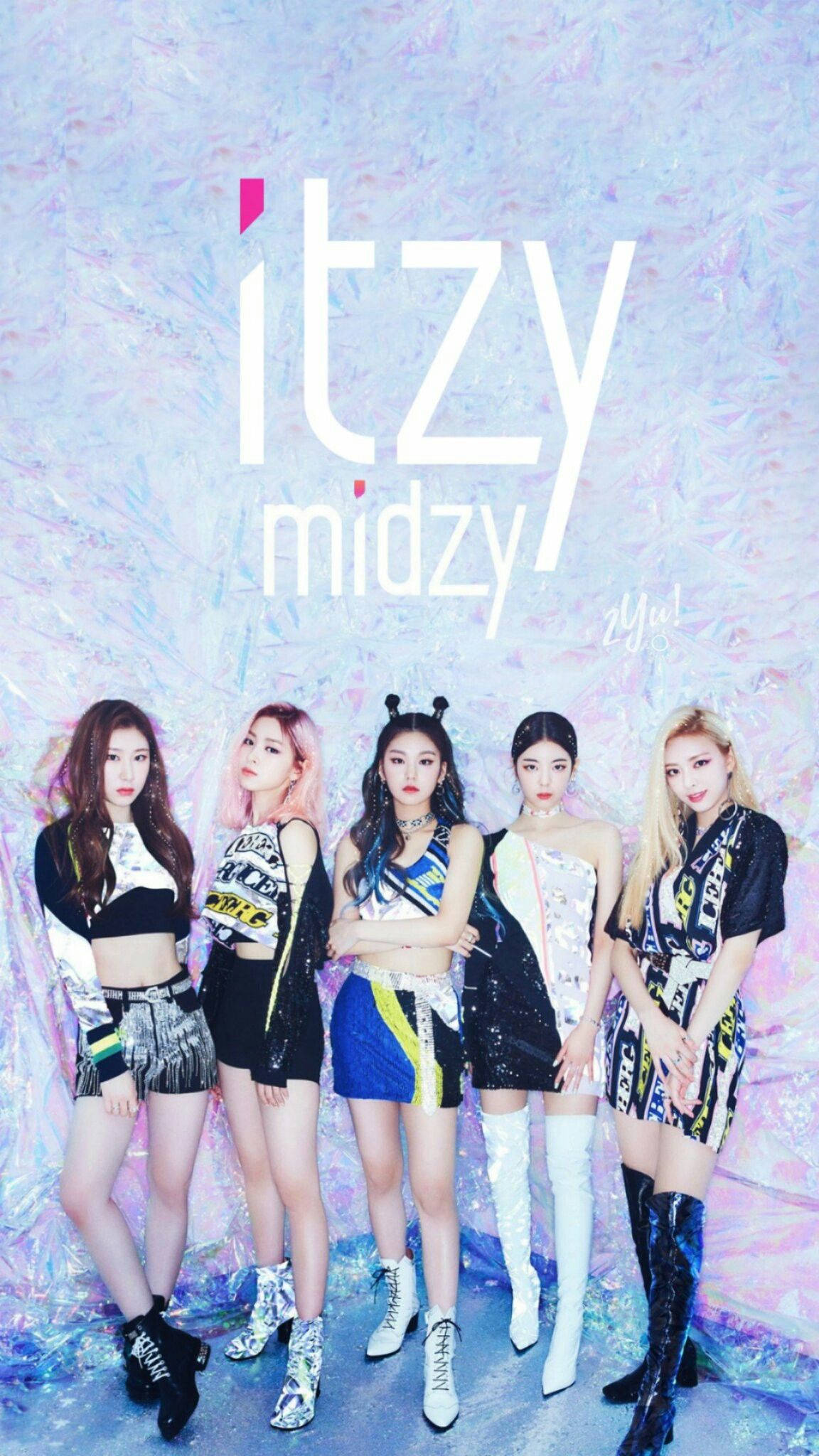 ITZY 桌布 壁紙 — 五位時尚的K-pop女孩在閃爍的粉紫和藍色紋理背景前自信地擺姿勢，帶有「itzy midzy」文字。