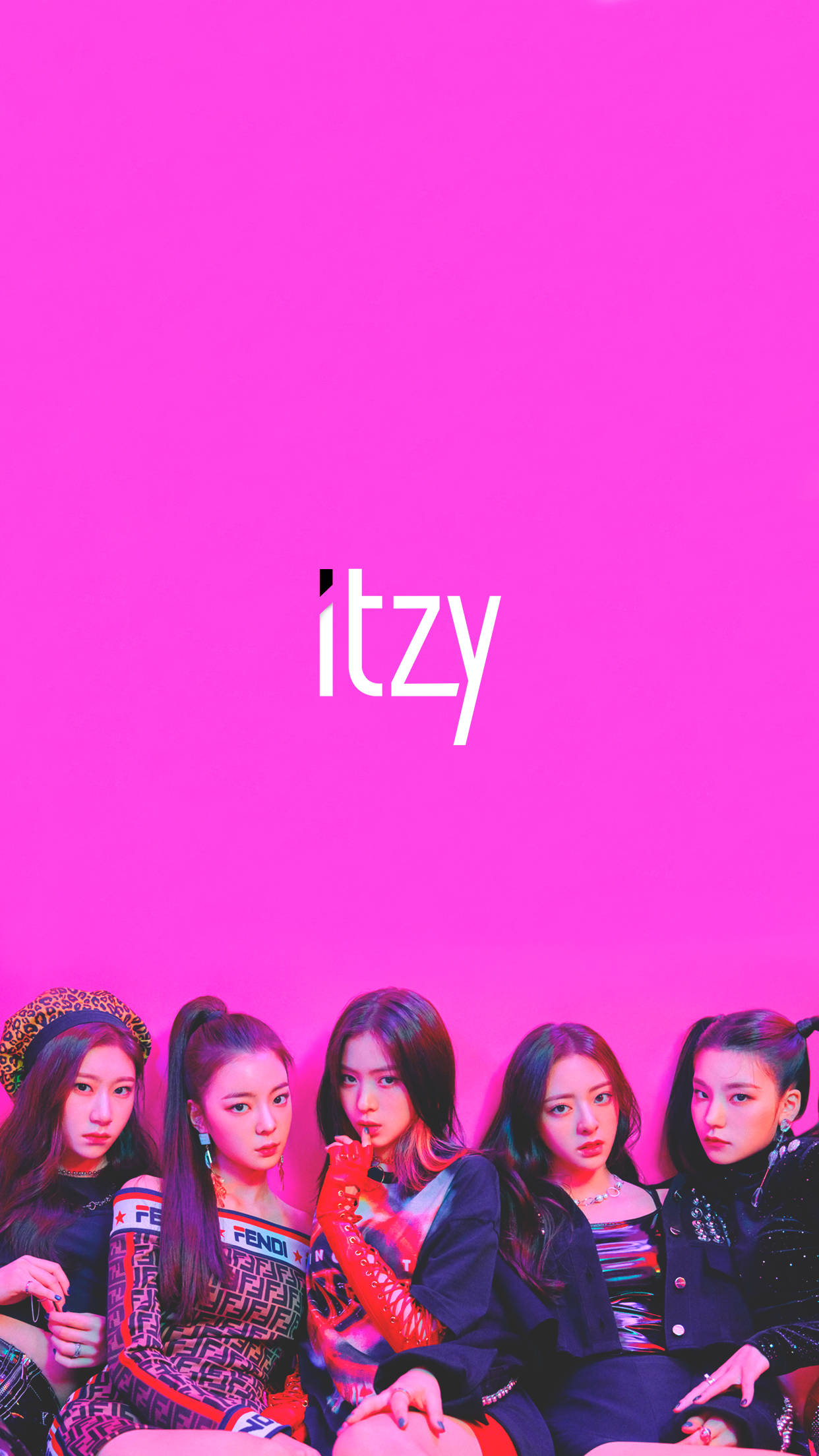 ITZY 桌布 壁紙 — 五位時尚的K-pop女孩在鮮豔的粉紅色背景前自信地擺姿勢，中間有「itzy」字樣。