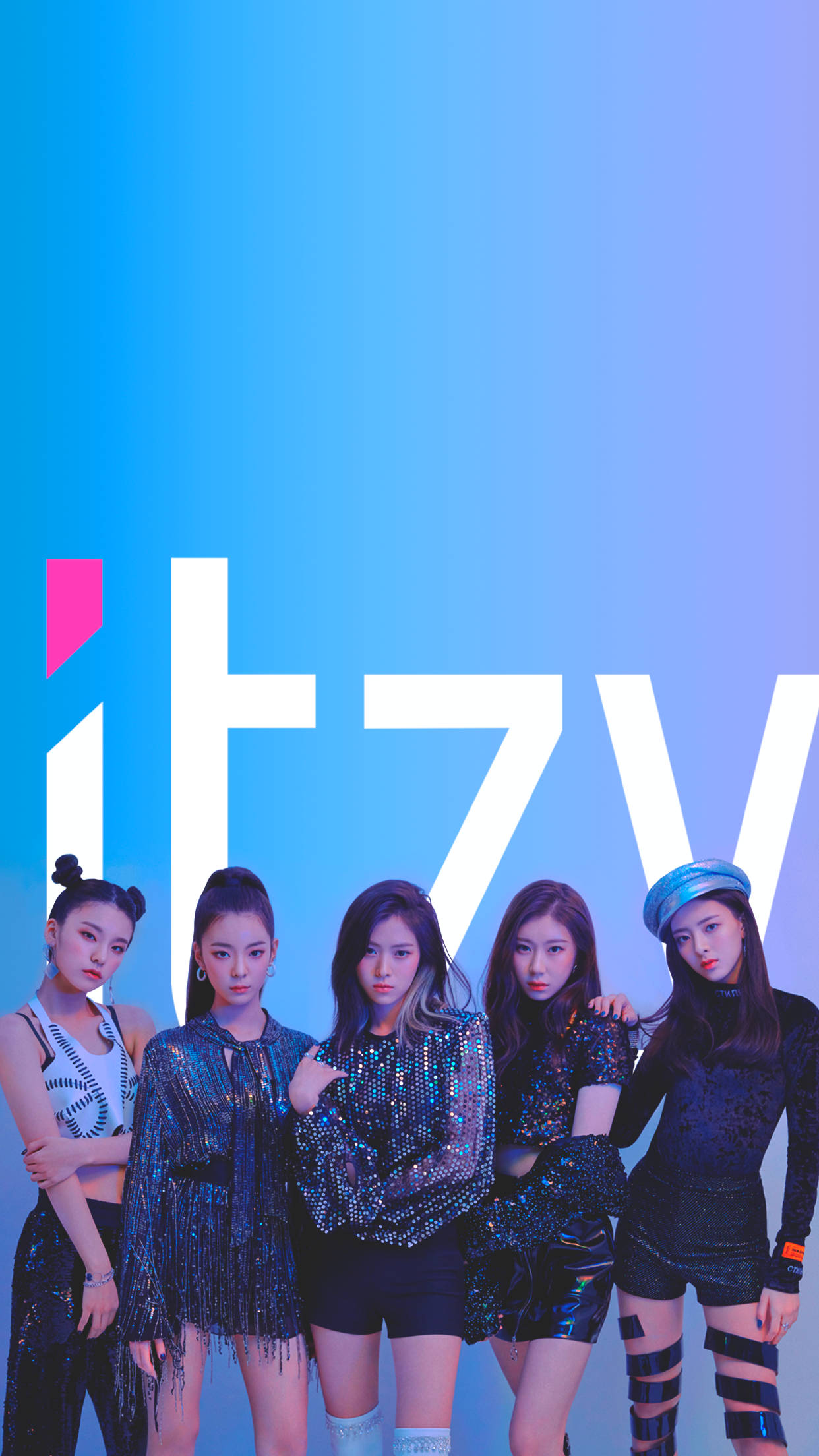 Itzy 桌布 壁紙 — 五位時尚的K-pop女孩穿著閃亮服裝，在漸變藍色背景和大型白色文字前自信地擺姿勢。
