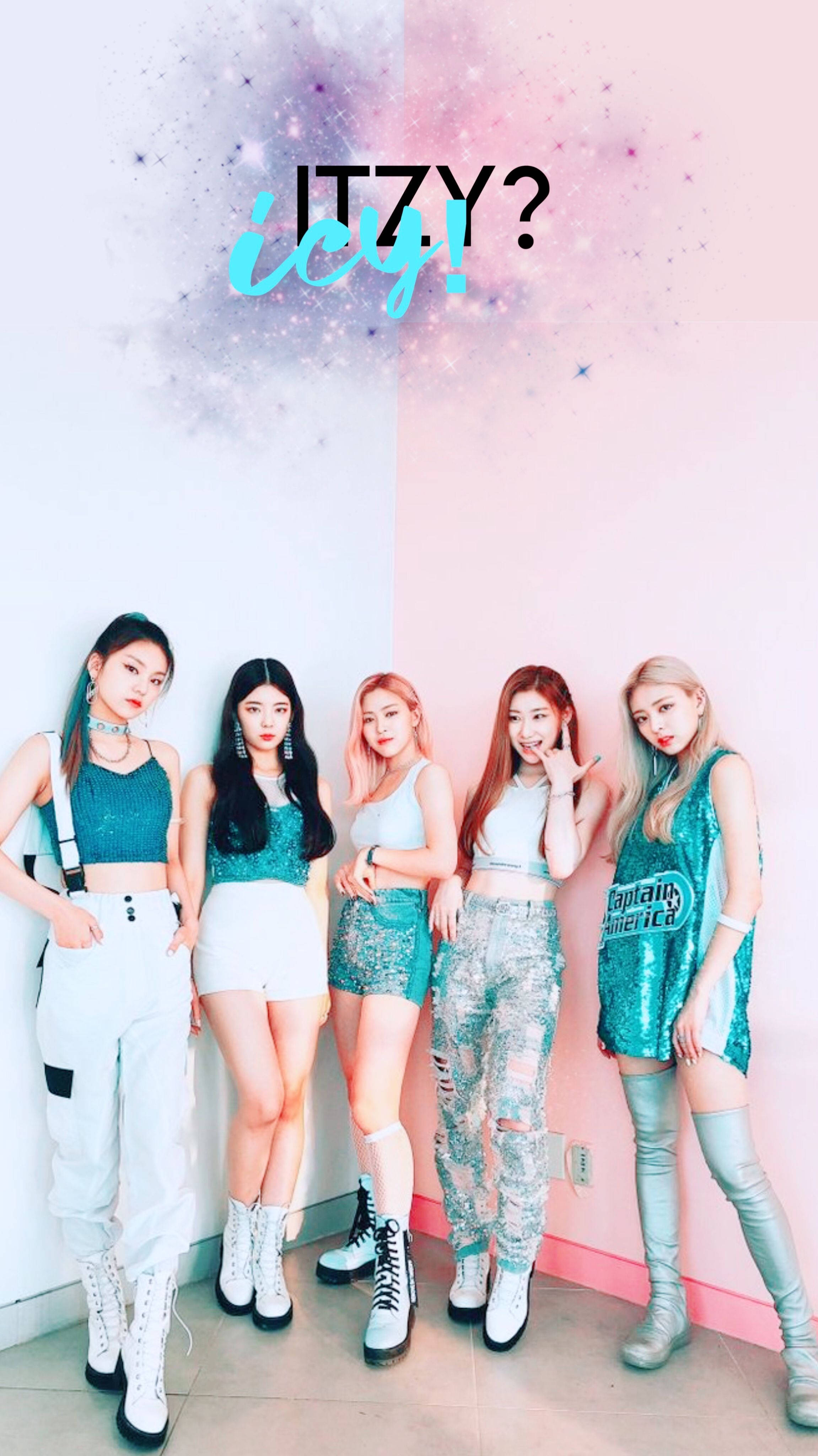 ITZY 桌布 壁紙 — 五位時尚的K-pop女孩穿著閃閃發光的青綠色服裝，在粉彩粉紅和白色的牆壁前自信地擺姿勢，並帶有閃爍的宇宙文字。