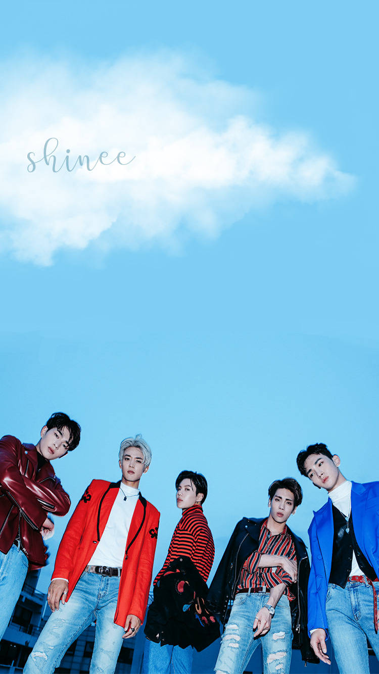 Shinee 桌布 壁紙 — 五位時尚的年輕男子穿著色彩繽紛的夾克，在明亮的藍天白雲下自信地擺姿勢。