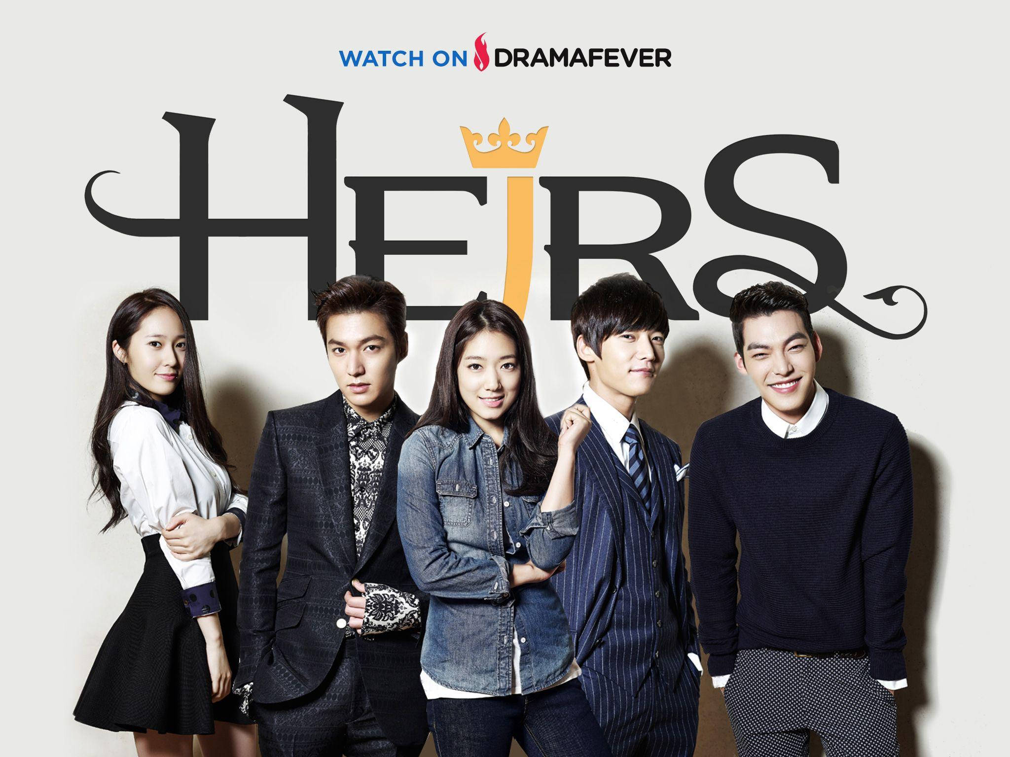 drama 桌布 壁紙 — 五位時尚的韓國演員自信地站在帶有皇冠標誌的大型「HEIRS」標題前擺姿勢。