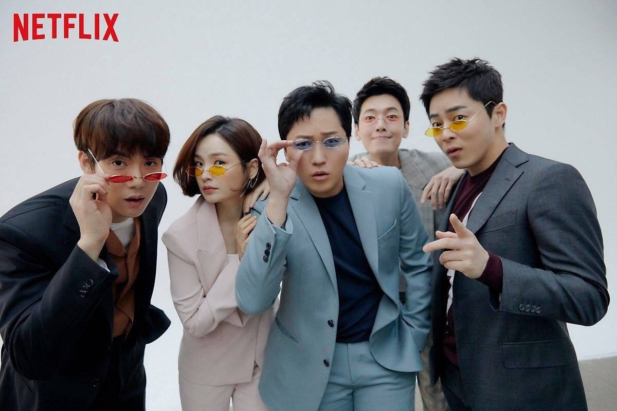 Playlist 桌布 壁紙 — 五位時尚的韓國演員身穿西裝和彩色太陽眼鏡，在帶有Netflix標誌的純白色背景前俏皮地擺姿勢。