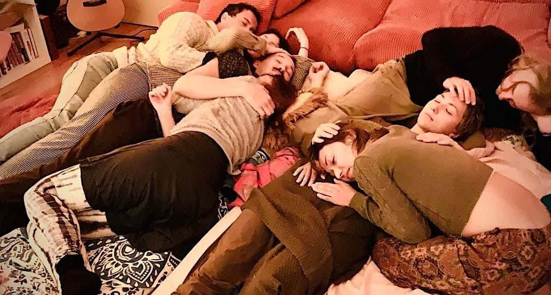 Friends 桌布 壁紙 — 五位朋友依偎在一起，在舒適溫暖的客廳裡的紅色沙發上睡著了。