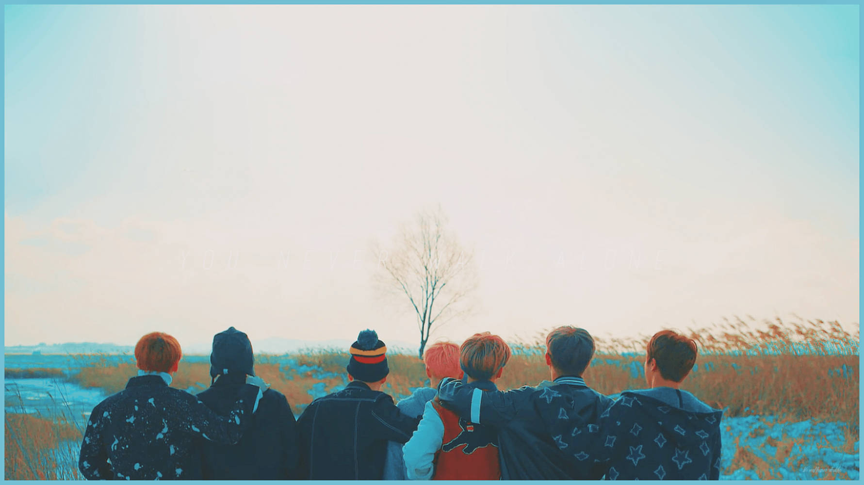 bts 2021 desktop 桌布 壁紙 — 五位朋友肩並肩站在雪地裡，凝視著蒼白天空下一棵孤獨的禿樹。