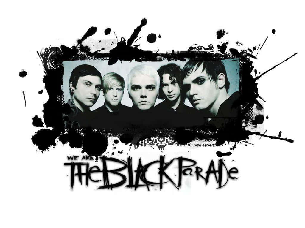 my chemical romance 桌布 壁紙 — 五位樂團成員從一個塗鴉風格的黑色框架中凝視，下方有粗體文字寫著「WE ARE THE BLACK PARADE」。