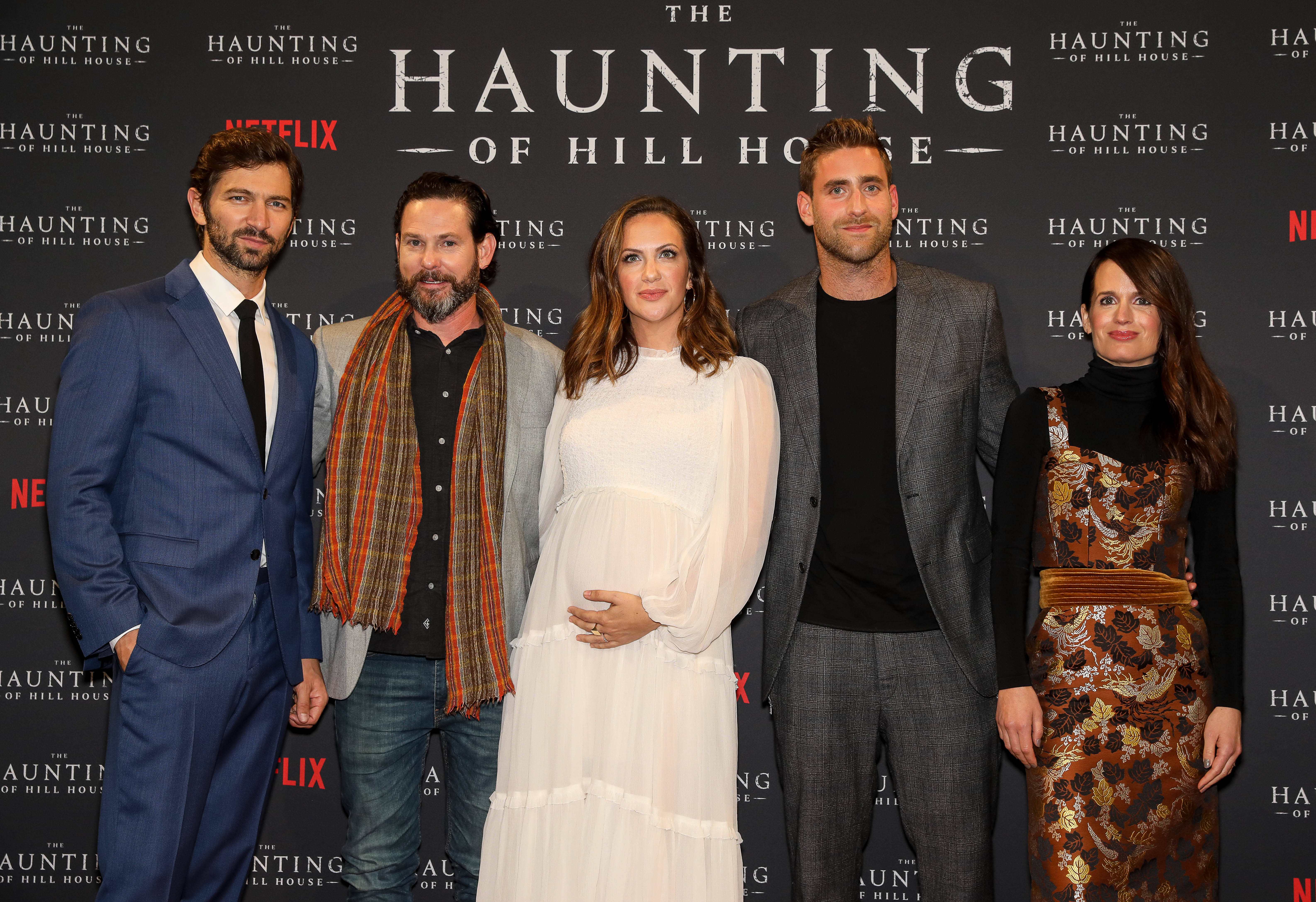 Haunting 桌布 壁紙 — 五位演員在Netflix的《陰宅怪事》活動中，於品牌背景前正式擺姿勢。