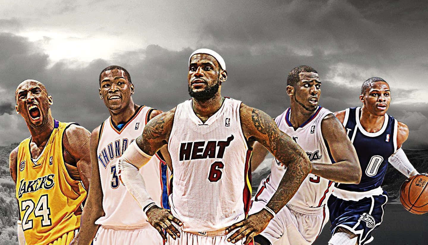NBA Players 桌布 壁紙 — 五位激烈的NBA籃球運動員在暴風雨般的灰色天空下以戲劇性燈光擺出動作姿勢。