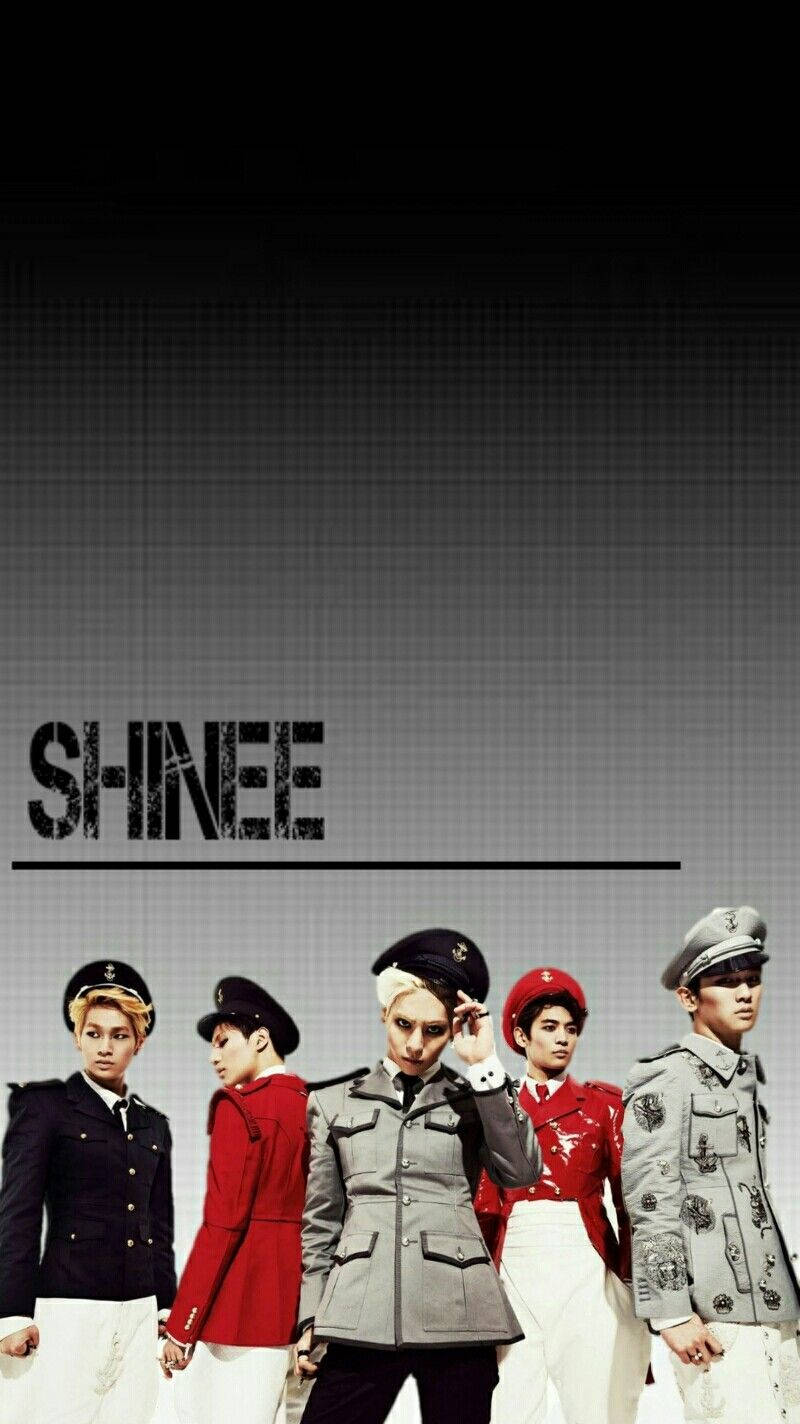Shinee 桌布 壁紙 — 五位男士穿著時尚軍事風格服裝，在漸變灰色背景前擺姿勢，上面有SHINEE字樣。