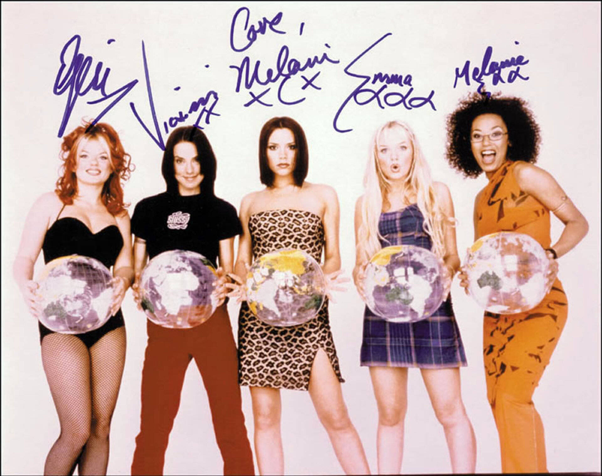 girls 桌布 壁紙 — 五位穿著1990年代時尚的女性，手持半透明地球儀道具，在白色背景前擺姿勢，上方有手寫名字。