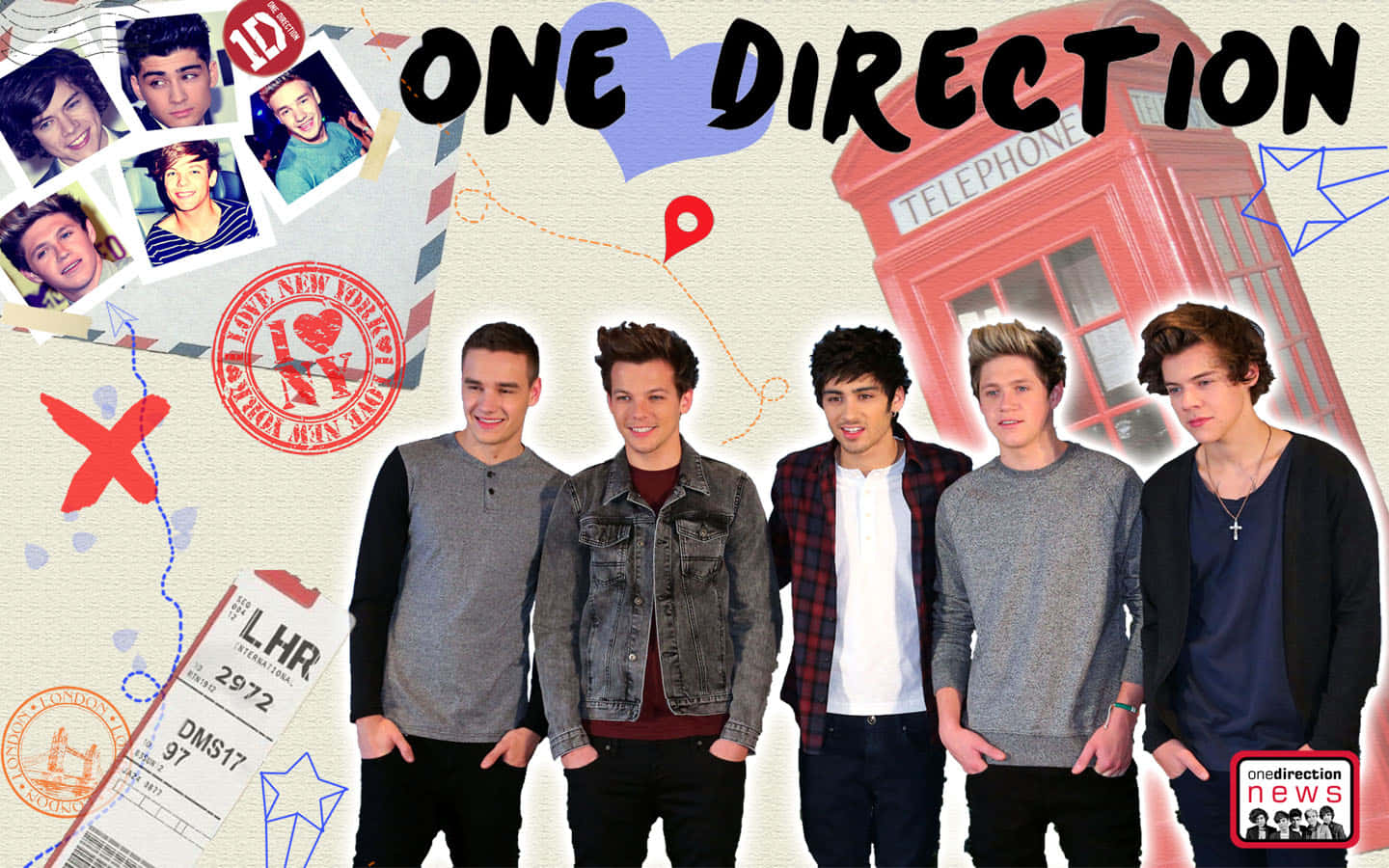 One Direction 桌布 壁紙 — 五位穿著休閒服裝的年輕男子在帶有紅色電話亭和旅行主題圖形的拼貼背景前微笑站立。