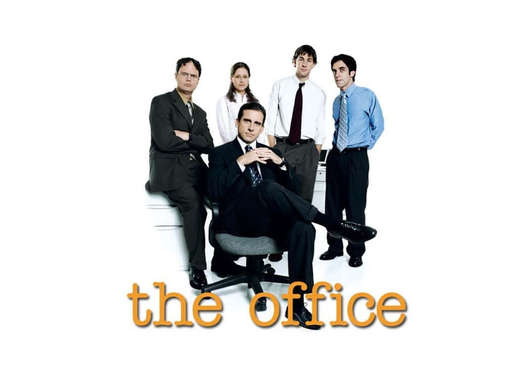 Michael Scott 桌布 壁紙 — 五位穿著商務服裝的辦公室員工在純白背景前擺姿勢，下方有「the office」文字。