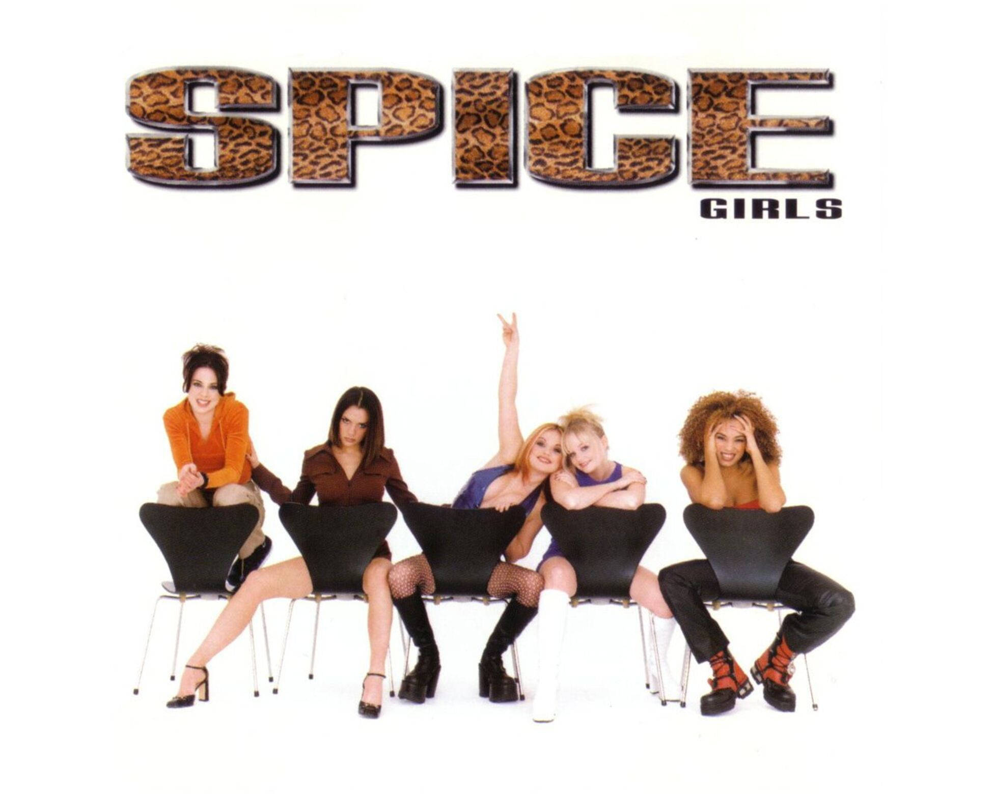 girls 桌布 壁紙 — 五位穿著大膽90年代時尚的女性在豹紋「SPICE GIRLS」標誌下方的黑色椅子上自信地擺姿勢。
