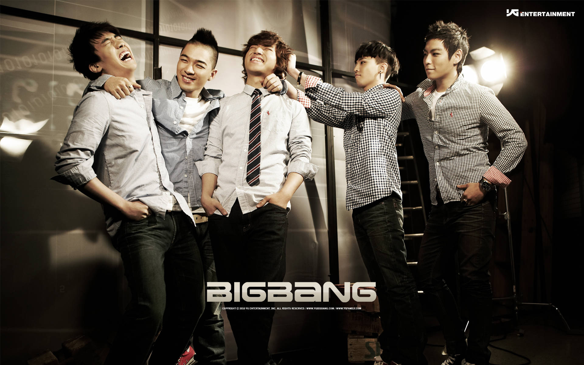 Bigbang 桌布 壁紙 — 五位穿著格子襯衫和領帶的時尚男士在戲劇性燈光的攝影棚背景下俏皮地擺姿勢。