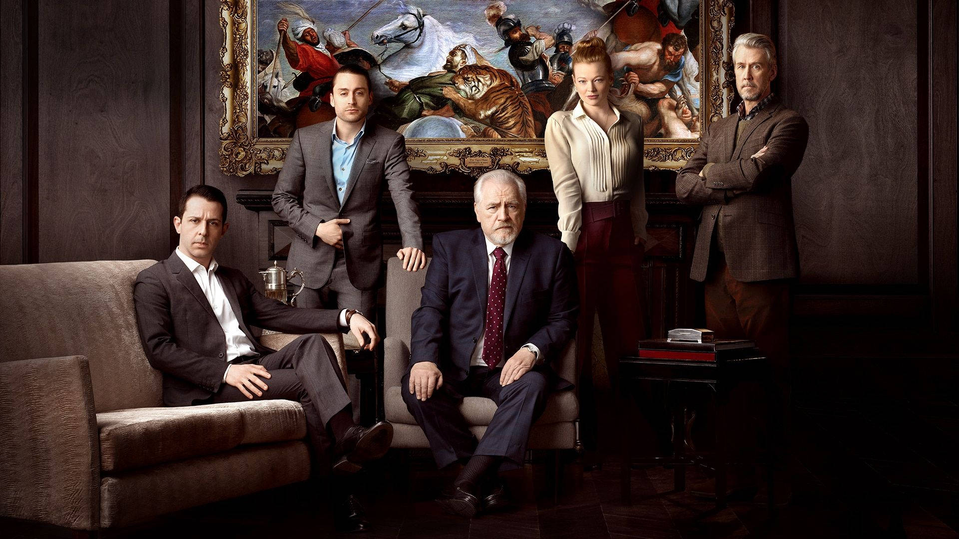 Succession 桌布 壁紙 — 五位穿著正式服裝的成年人在一個光線昏暗、木質鑲板的房間裡擺姿勢，身後有一幅大型戲劇性畫作。