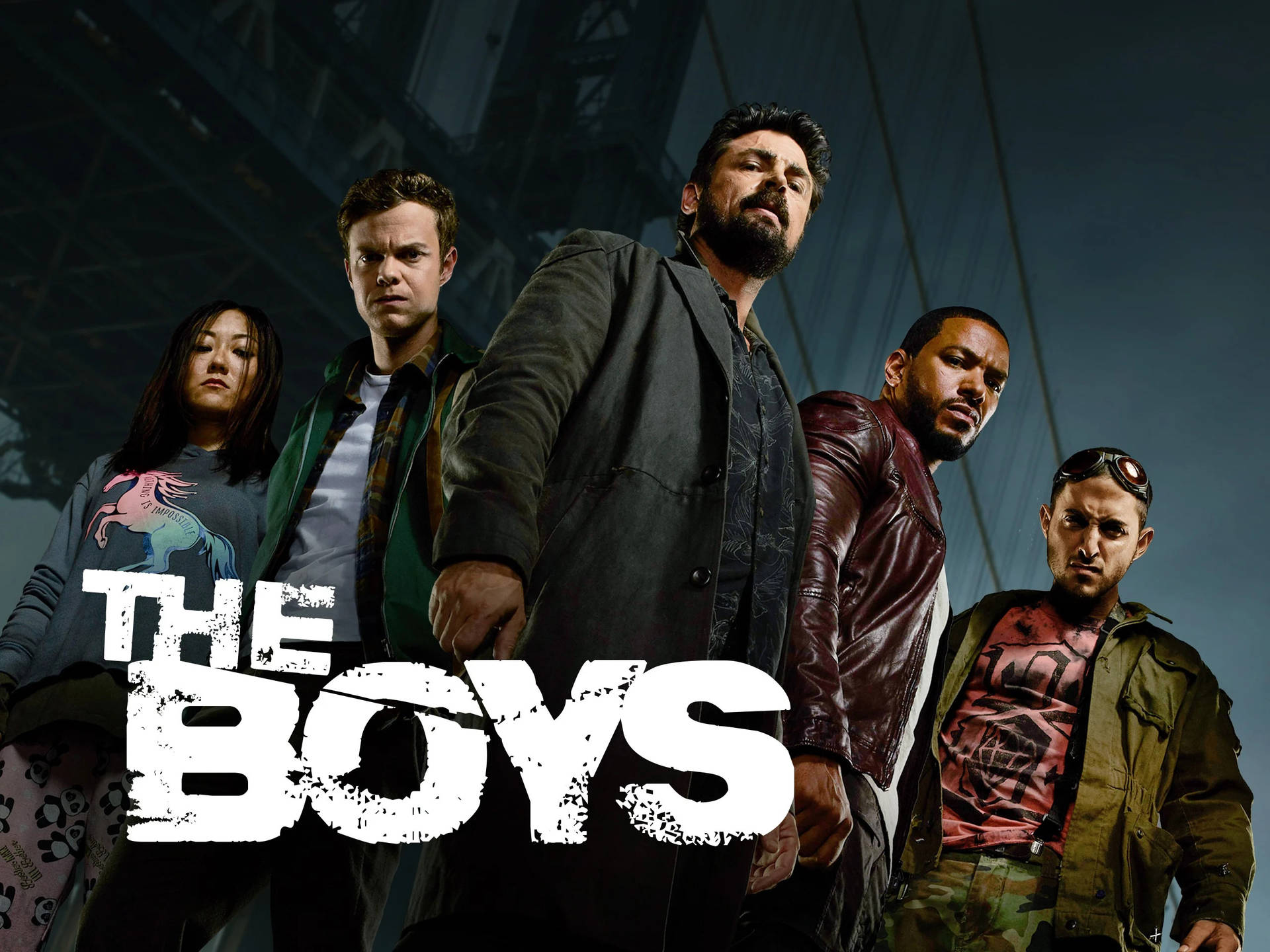 五個穿深色衣服的男人站在橋下，標題為'The Boys'。 — 黑袍糾察隊 GIF 壁紙