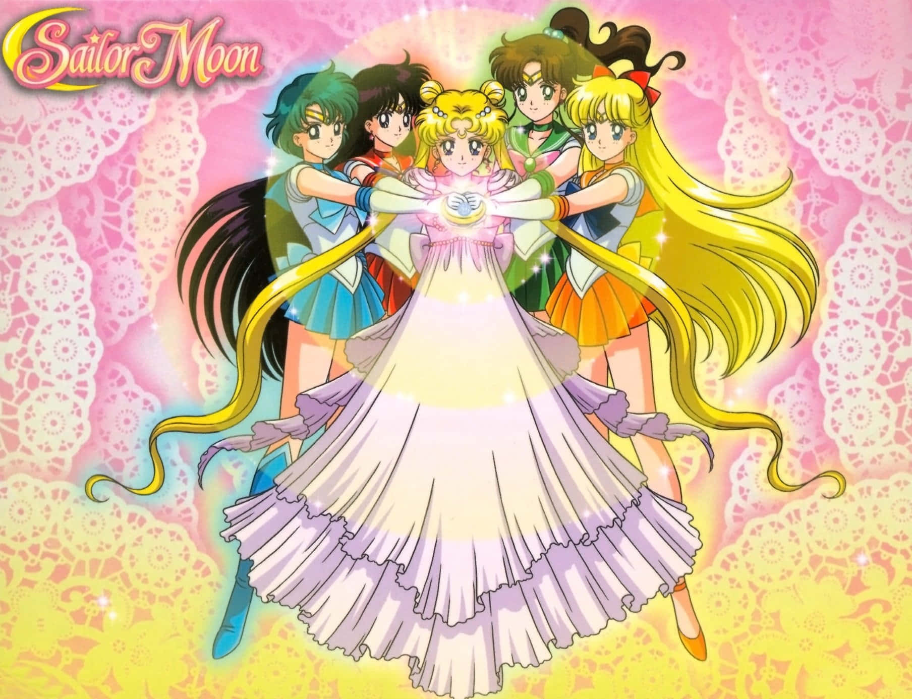 sailor moon crystal 桌布 壁紙 — 五位美少女戰士角色身穿色彩繽紛的制服，在粉紅和黃色蕾絲背景前以發光的姿勢團結一致。