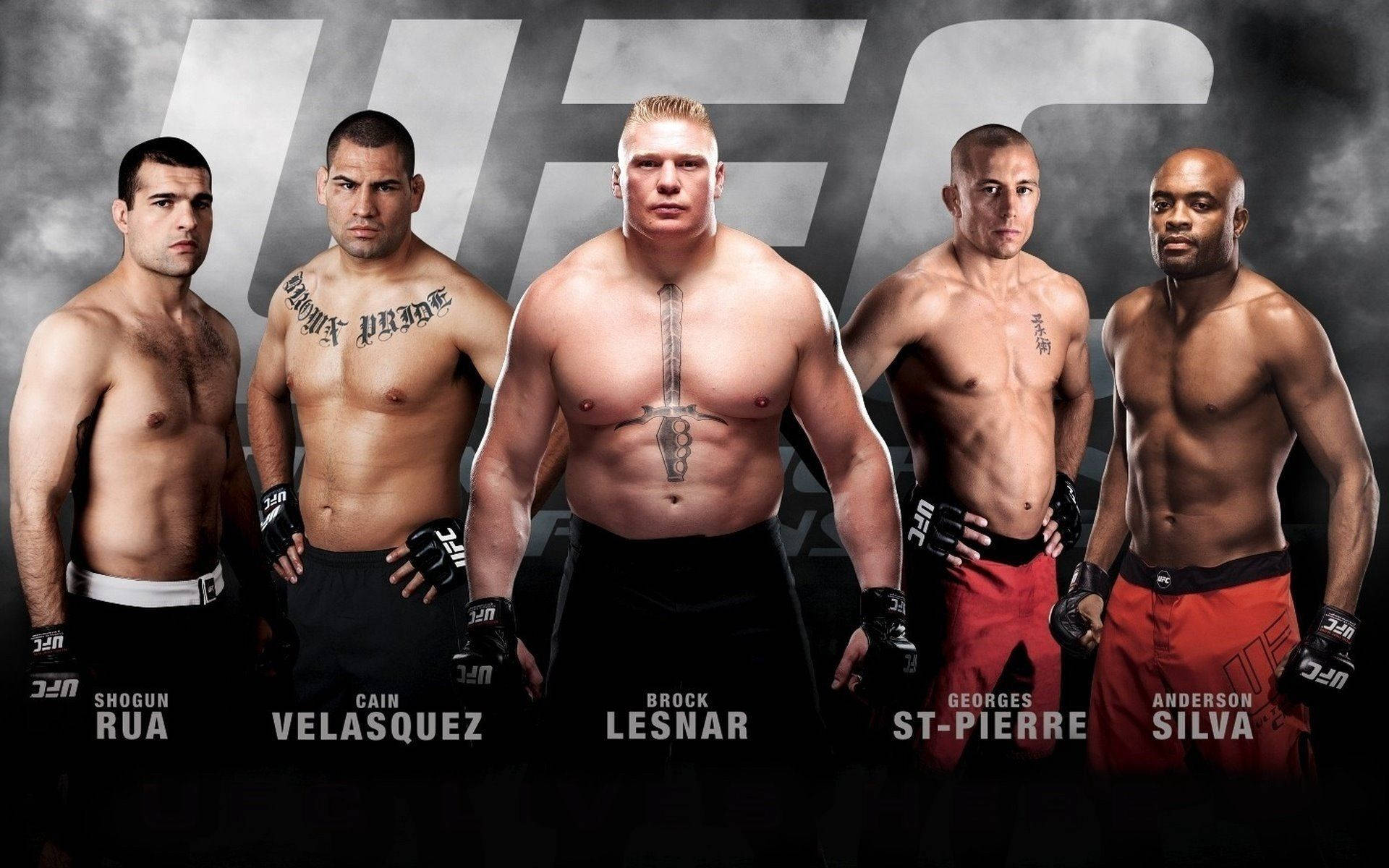 UFC 桌布 壁紙 — 五位肌肉發達的UFC拳手排成一排，背景是煙霧瀰漫的灰色，身後有UFC標誌。