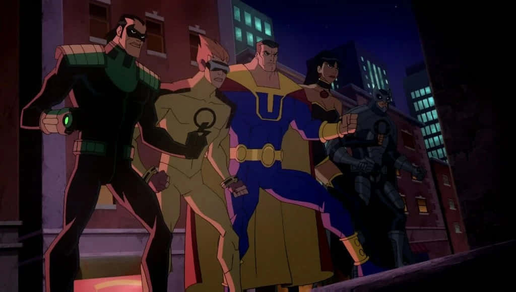 Animated Superhero Movies 桌布 壁紙 — 五位超級英雄角色在夜晚一起站在屋頂上，背景是帶有發光窗戶的城市天際線。