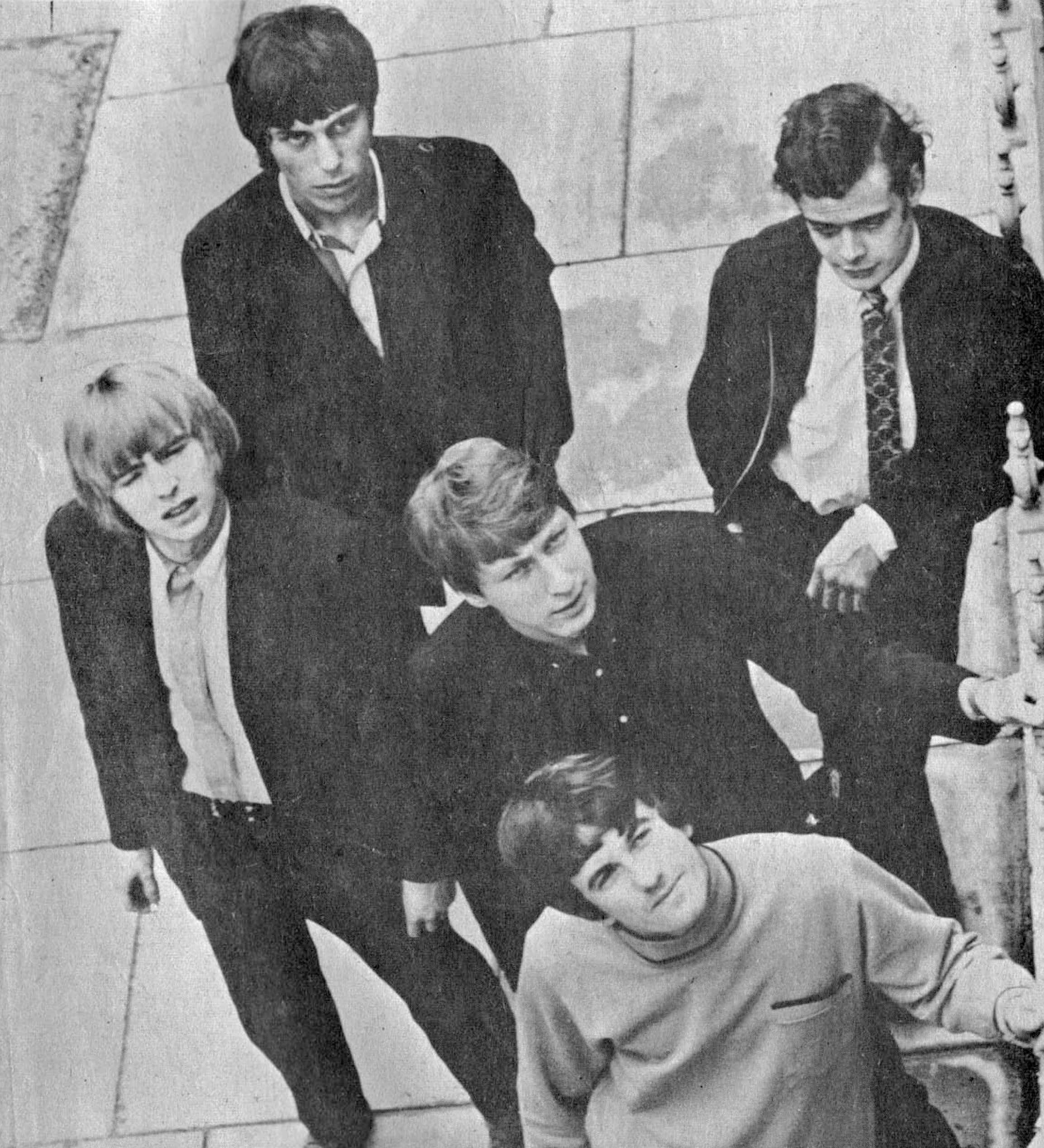 音樂 桌布 壁紙 — 五位身穿1960年代服裝的年輕男子在石階上隨意擺姿勢，以高角度黑白照片拍攝。