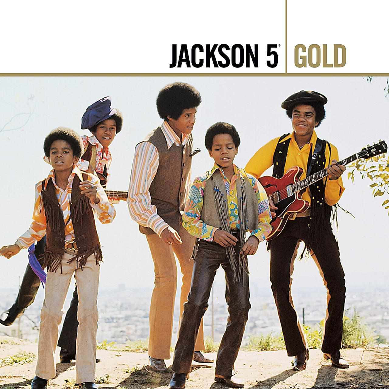 Young Michael Jackson 桌布 壁紙 — 五位身穿1970年代鮮豔時尚的年輕男子自信地站在山坡上，背後是城市景觀。