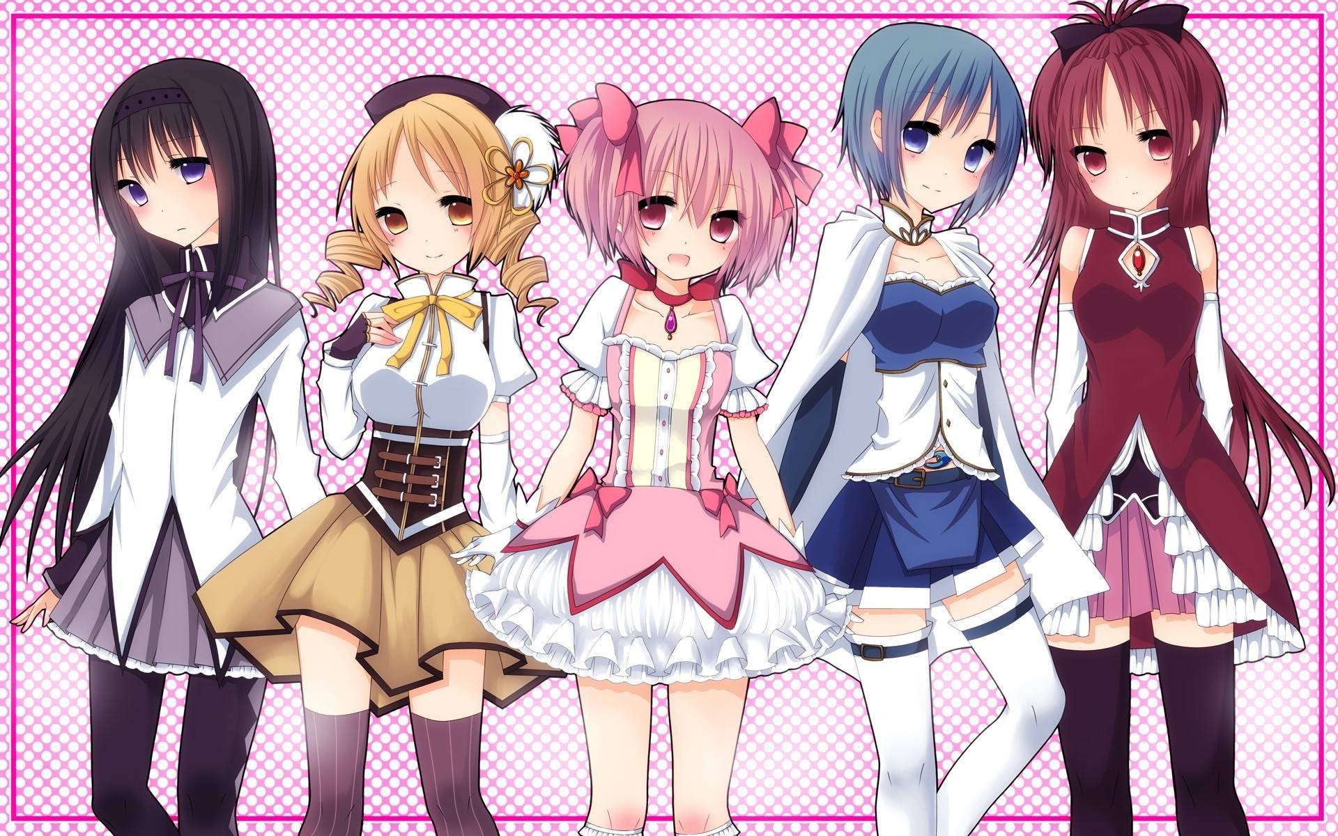 Madoka 桌布 壁紙 — 五位身穿不同服裝的動漫女孩站在粉紅色圓點背景前，光線柔和。