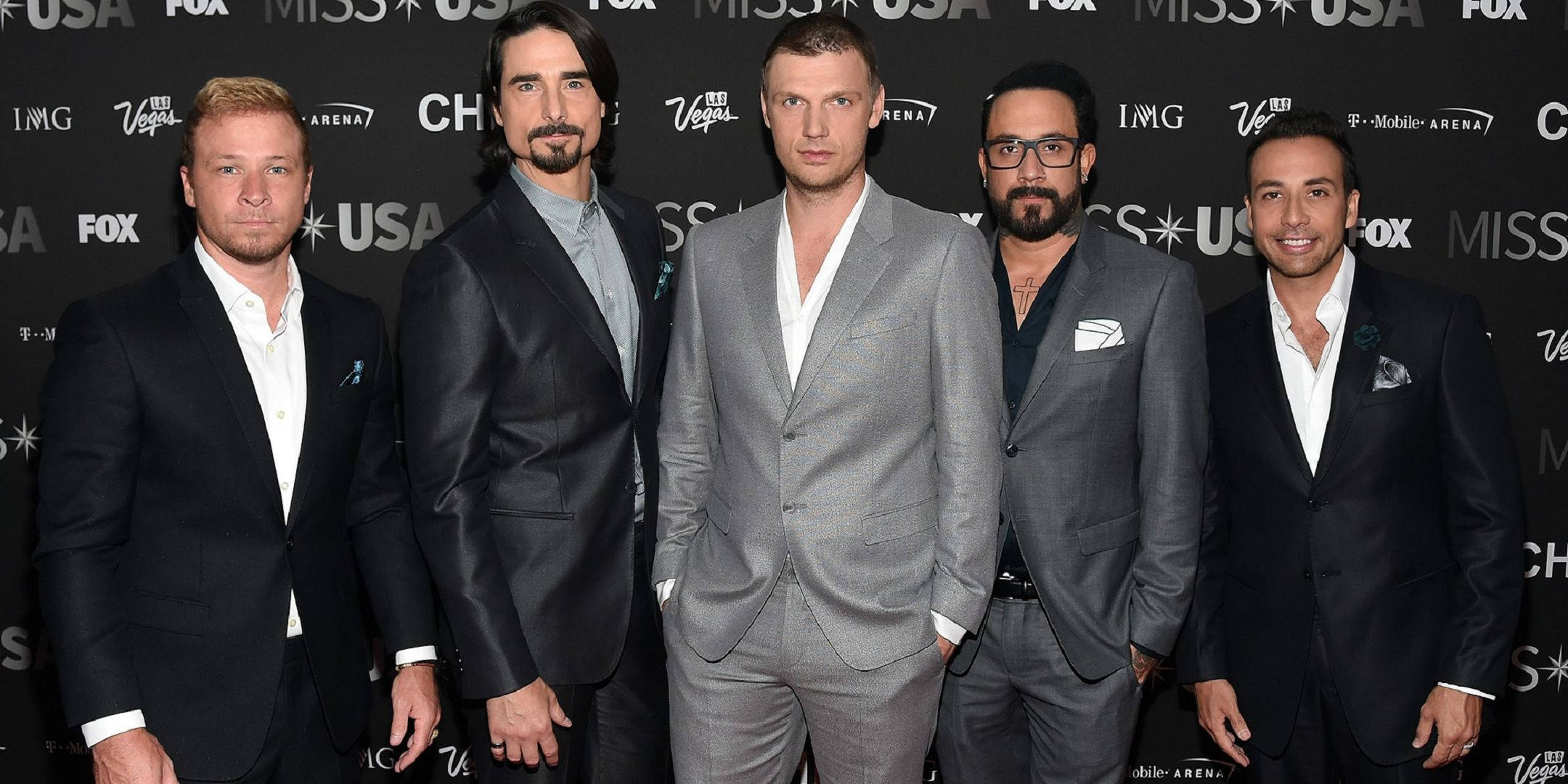 Backstreet 桌布 壁紙 — 五位身穿俐落西裝的男士在美國小姐活動中，在品牌背景前自信地擺姿勢。