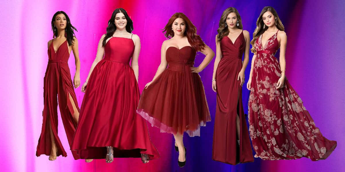 Red Clothing 桌布 壁紙 — 五位身穿優雅紅色長裙的女性在充滿活力的粉紅和紫色漸變背景前自信地擺姿勢。