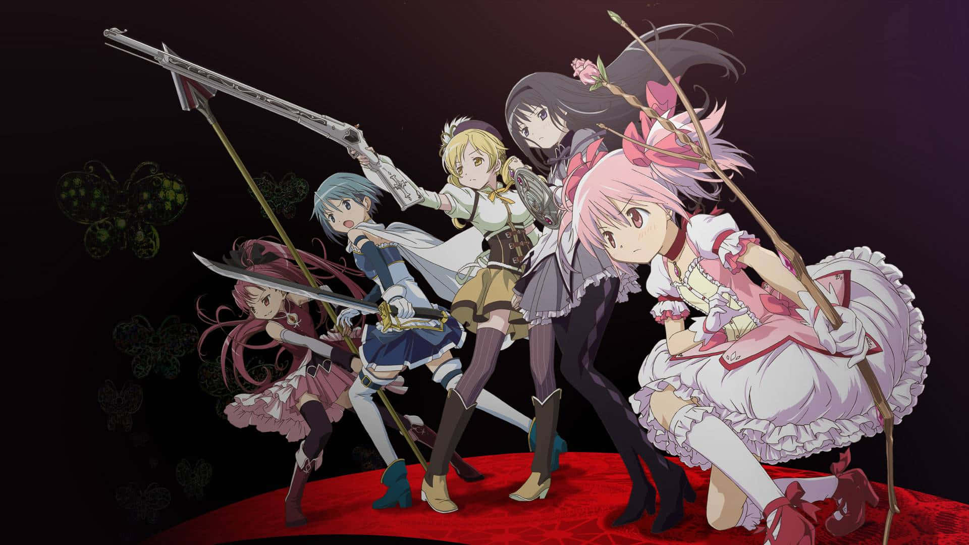 puella magi madoka magica 桌布 壁紙 — 五位身穿奇幻服裝的動漫女孩在深色背景的紅地毯上手持武器擺好姿勢。