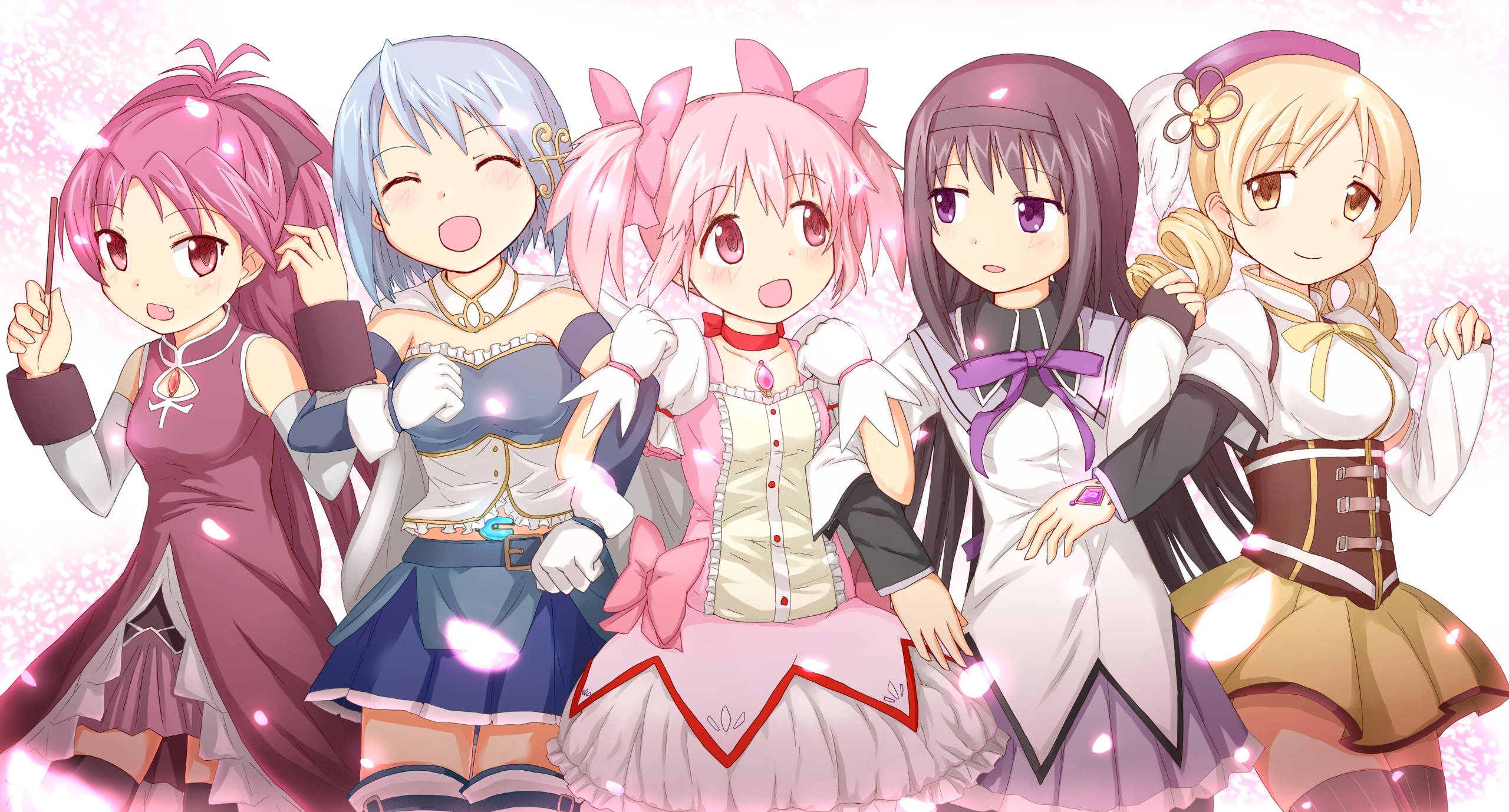 Madoka 桌布 壁紙 — 五位身穿彩色連衣裙的動漫女孩在閃閃發光的粉紅色背景前愉快地擺姿勢。