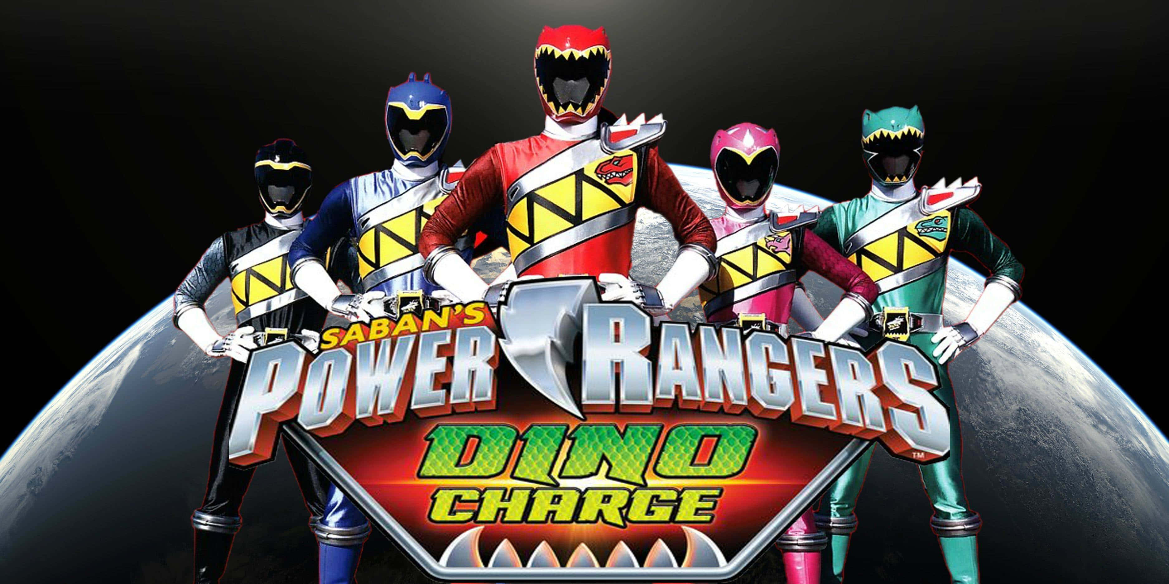 金剛戰士 桌布 壁紙 — 五位身穿恐龍主題服裝的Power Rangers英雄般地站在一個帶有「Power Rangers Dino Charge」標誌的行星前。