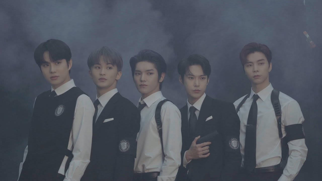 Nct 桌布 壁紙 — 五位身穿正式黑白服裝的年輕男子，在煙霧瀰漫的深色背景下莊嚴地站立。