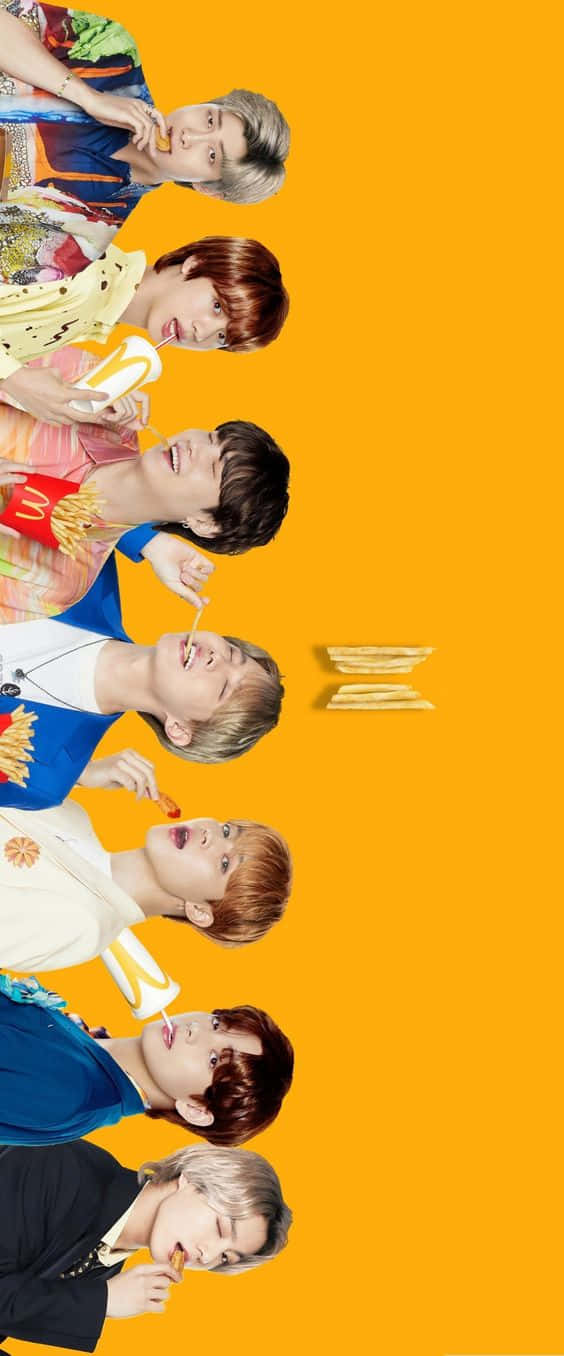 Bts Mac 桌布 壁紙 — 五位身穿色彩繽紛服裝的年輕男子在亮橙色背景前吃薯條。