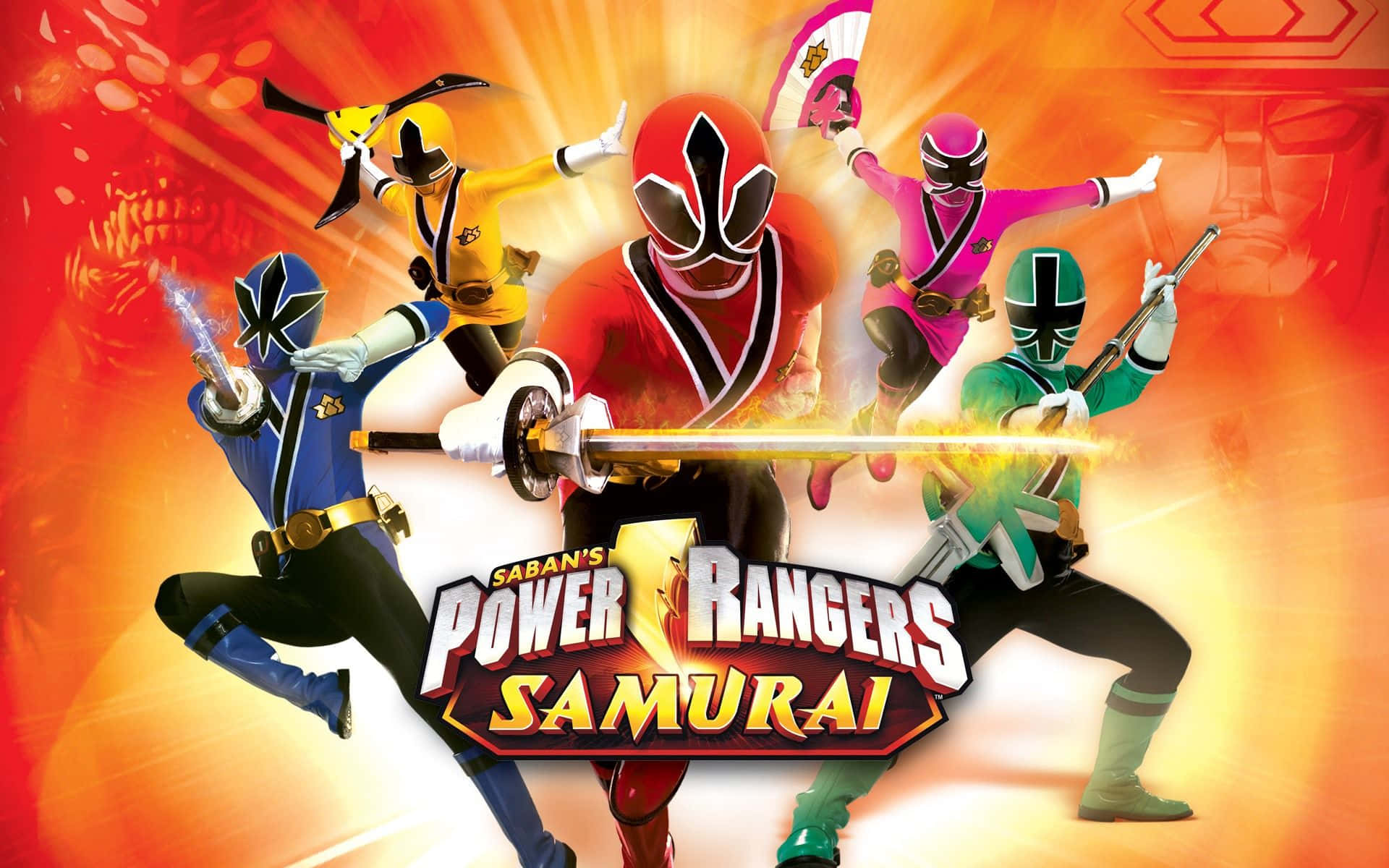 金剛戰士 桌布 壁紙 — 五位身穿色彩繽紛武士鎧甲的Power Rangers在熾熱的橙色背景前擺出動感姿勢，手持發光劍。