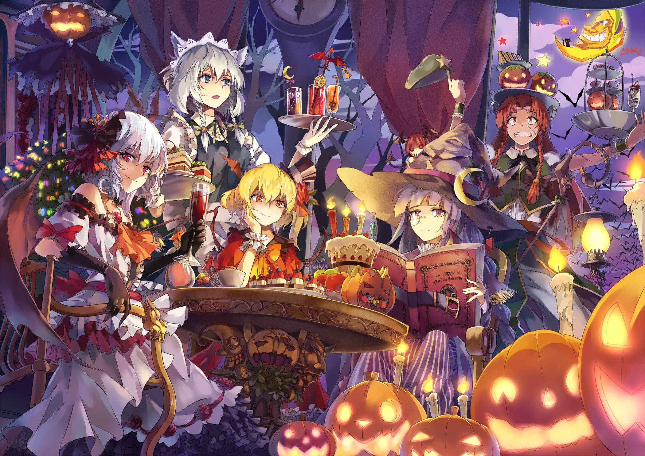 Anime Halloween 桌布 壁紙 — 五位身穿萬聖節服裝的動畫女孩圍繞著一張放有南瓜、蠟燭和零食的桌子，身處一個詭異又充滿節日氣氛的房間。