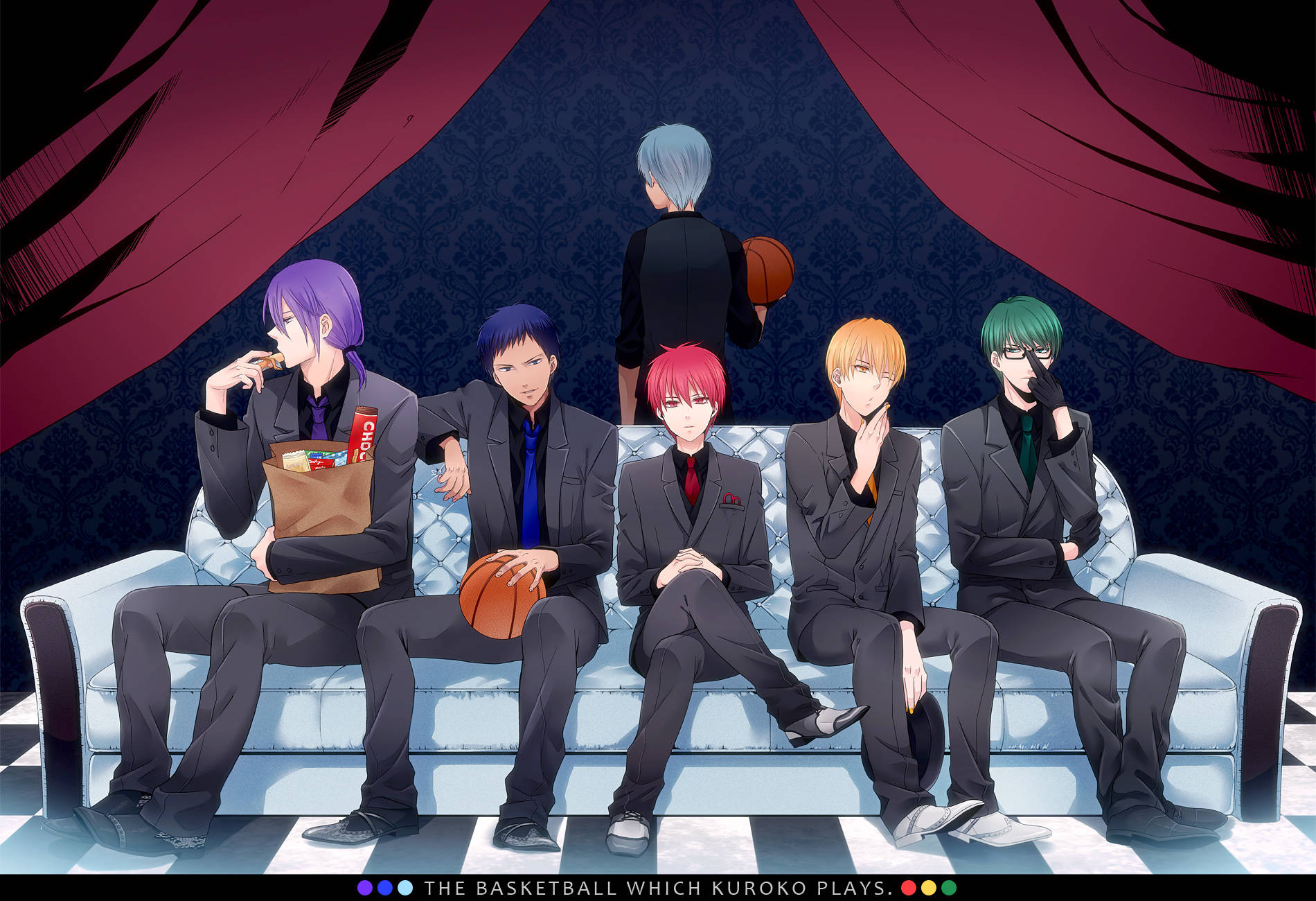 Kuroko 桌布 壁紙 — 五位身穿西裝的動漫籃球運動員在紅色窗簾下的白色沙發上休息，周圍有籃球和小吃。