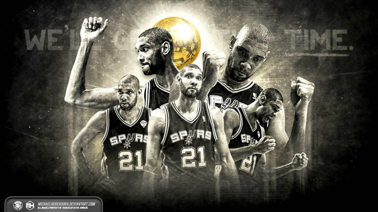 Tim Duncan 桌布 壁紙 — 五位身穿馬刺隊球衣的籃球運動員在發光的籃球背景下舉起拳頭擺姿勢。