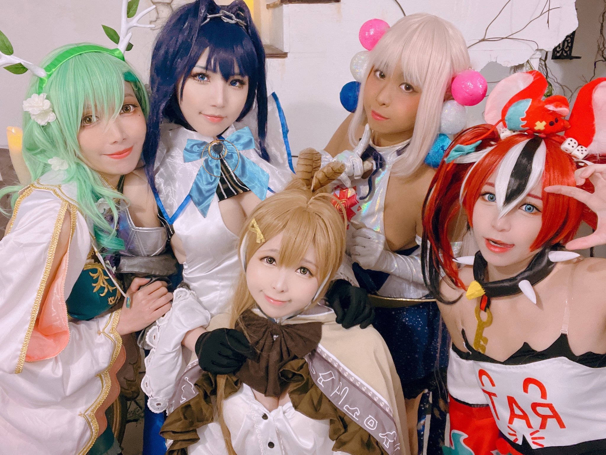 美女 桌布 壁紙 — 五位身穿鮮豔動漫服裝的cosplayer，戴著彩色假髮和精緻道具，在明亮的室內環境中緊密地擺姿勢。