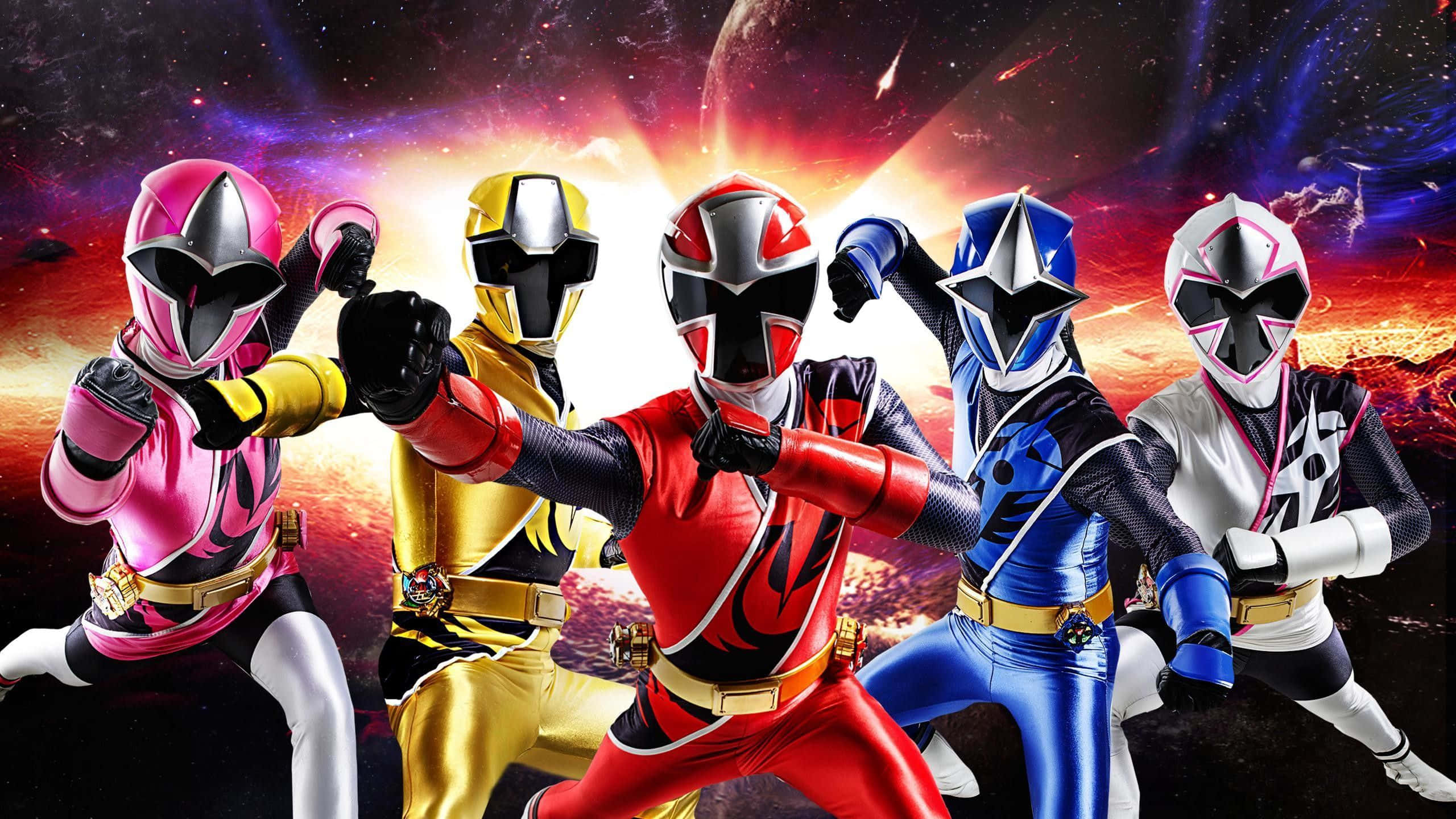 金剛戰士 桌布 壁紙 — 五位身穿鮮豔戰衣的Power Rangers在充滿星星和發光行星的宇宙背景下擺出英雄姿勢。