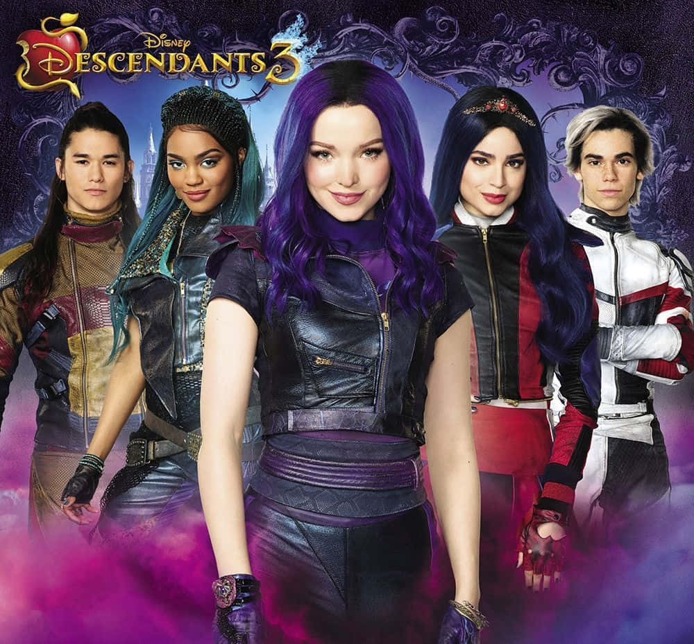 Descendants 桌布 壁紙 — 五位迪士尼《星光繼承者3》角色以前衛服裝自信擺姿勢，背景是旋轉的紫色和粉紅色魔法背景。
