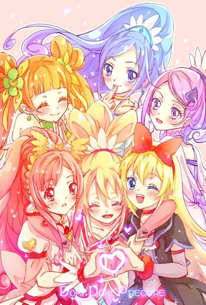 Glitter Force 桌布 壁紙 — 五位開朗的動漫女孩，擁有色彩繽紛的頭髮和閃光，在粉彩粉紅背景上用發光的手形成心形。