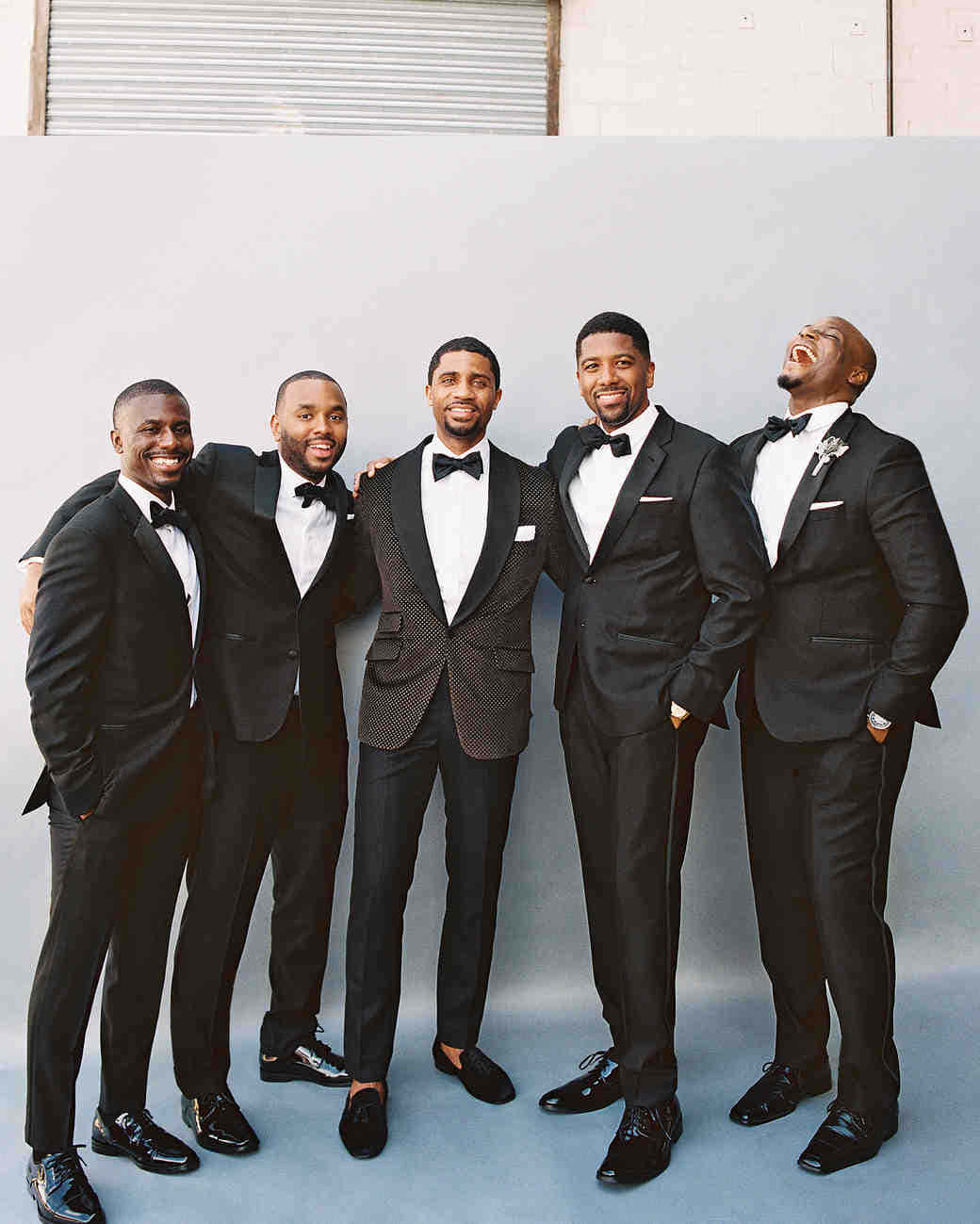 Groomsmen 桌布 壁紙 — 五位面帶笑容、身穿黑色禮服的男人在純灰色背景前一起擺姿勢，其中一人開懷大笑。