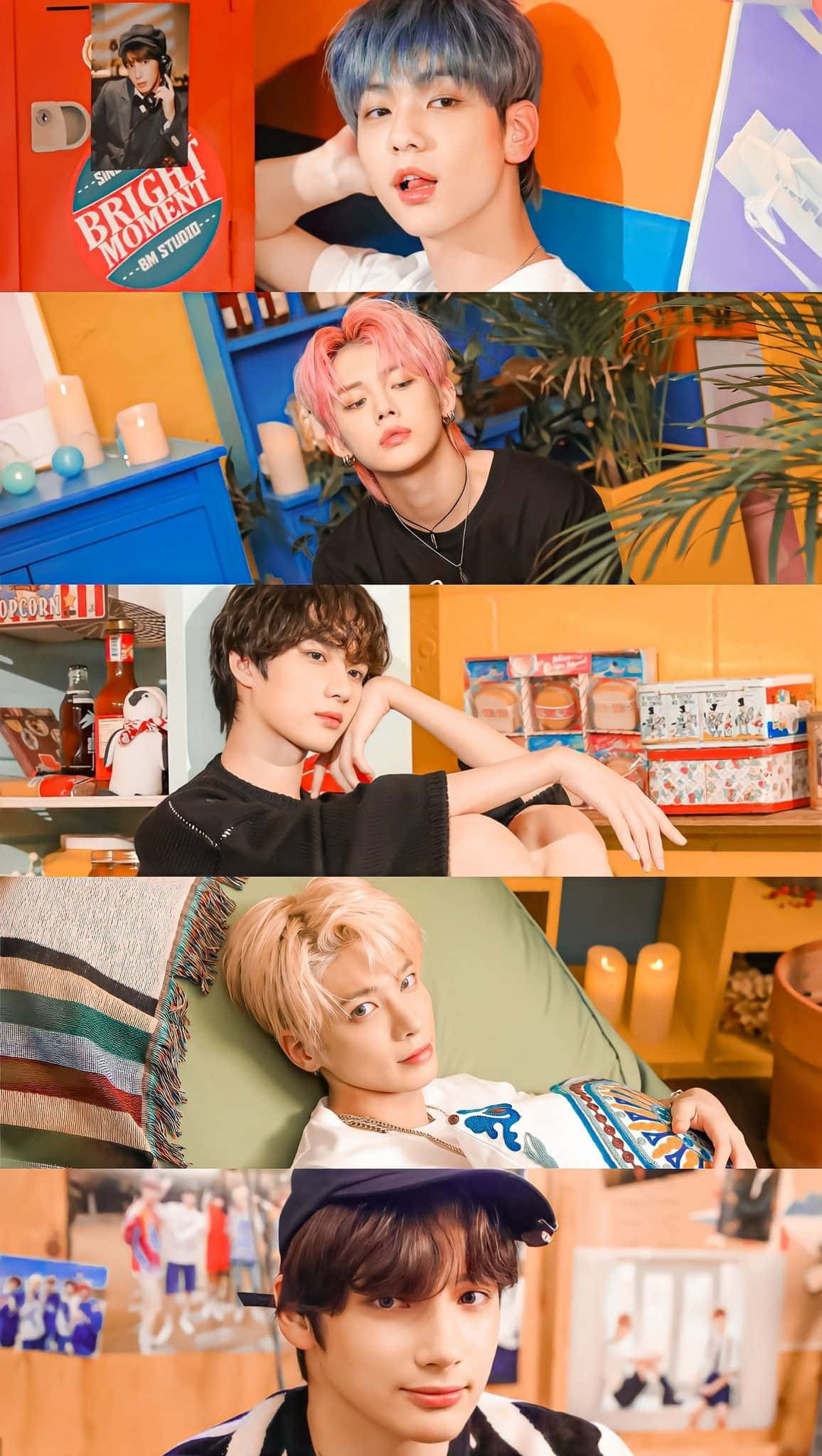 K-pop 桌布 壁紙 — 五位頭髮色彩繽紛的年輕男性在充滿活力、風格化的室內場景中，搭配俏皮的道具和溫暖的燈光擺姿勢。