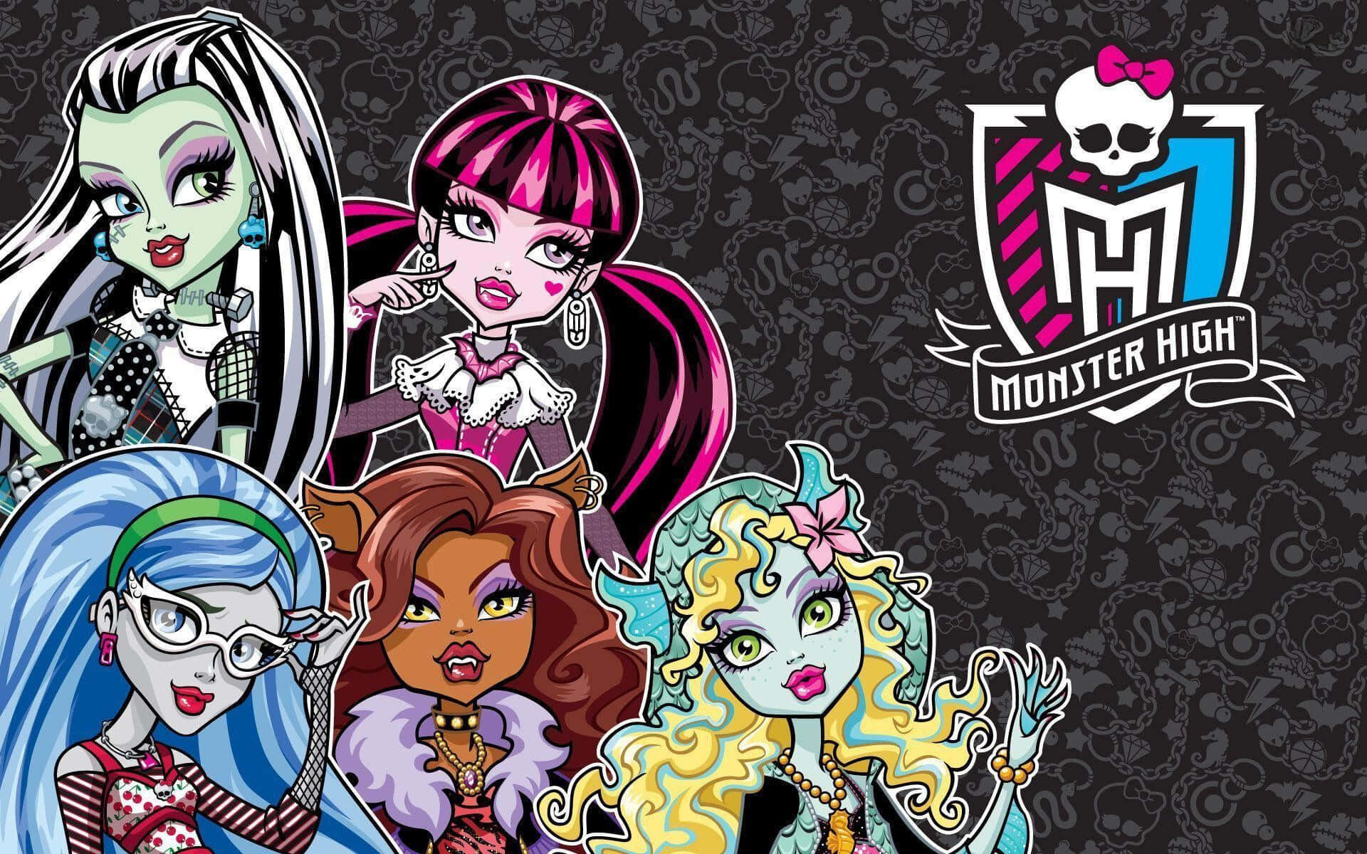 Monster High 桌布 壁紙 — 五位風格化的怪物女孩，擁有色彩繽紛的頭髮和哥德式時尚，在帶有Monster High標誌的深色圖案背景前擺姿勢。