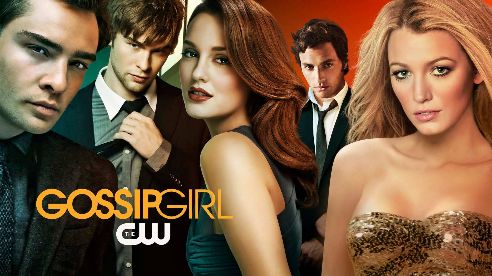 Gossip 桌布 壁紙 — 五位魅力演員穿著正式服裝，在充滿活力的橙色背景前擺姿勢，並帶有「Gossip Girl」標誌。