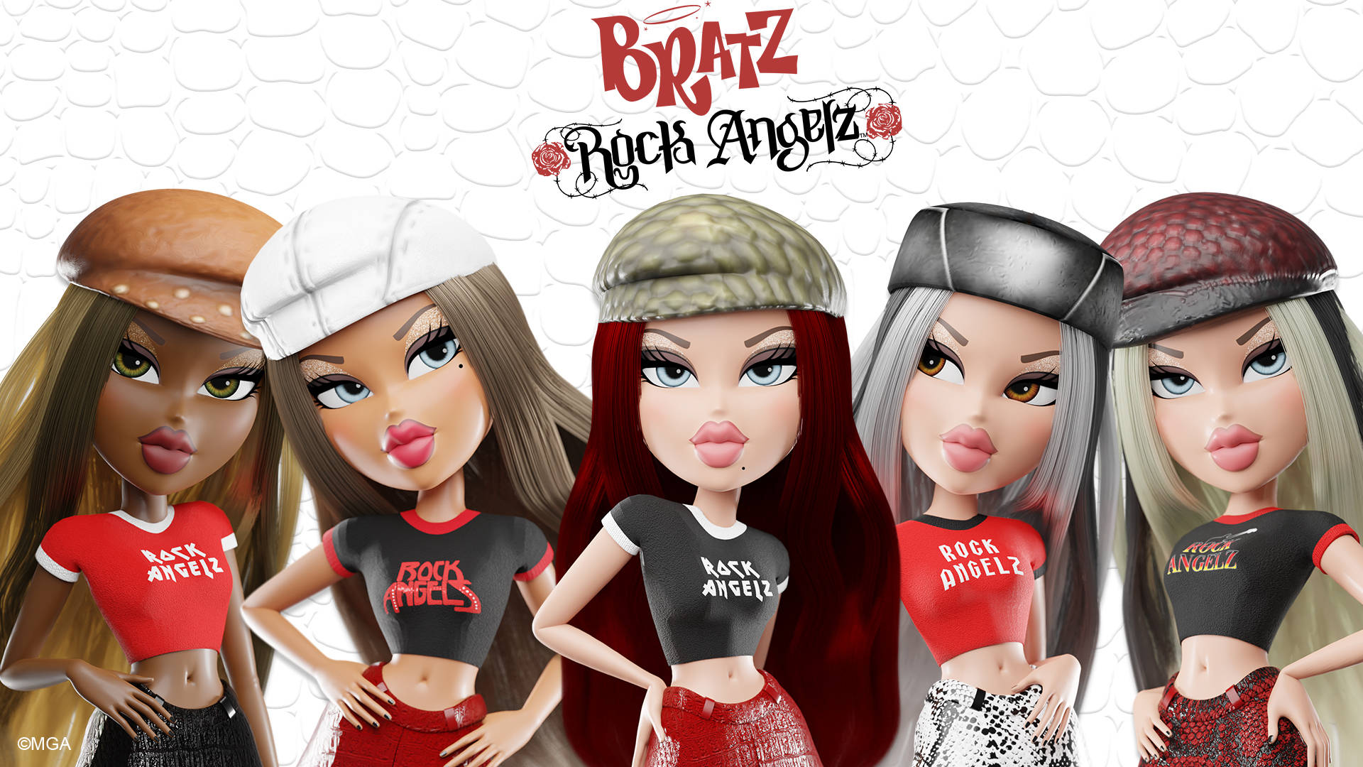 bratz 美學 桌布 壁紙 — 五個 Bratz Rock Angels 公仔自信地擺姿勢，穿著相配的樂隊 T 恤和時尚帽子，背景是帶紋理的白色。