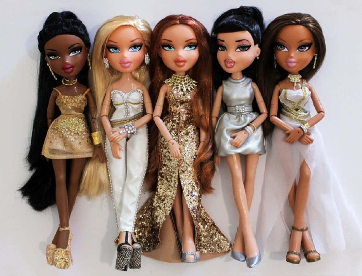 Bratz 桌布 壁紙 — 五個 Bratz 公仔穿著華麗的金色和銀色服裝，在純白色背景前自信地擺姿勢。